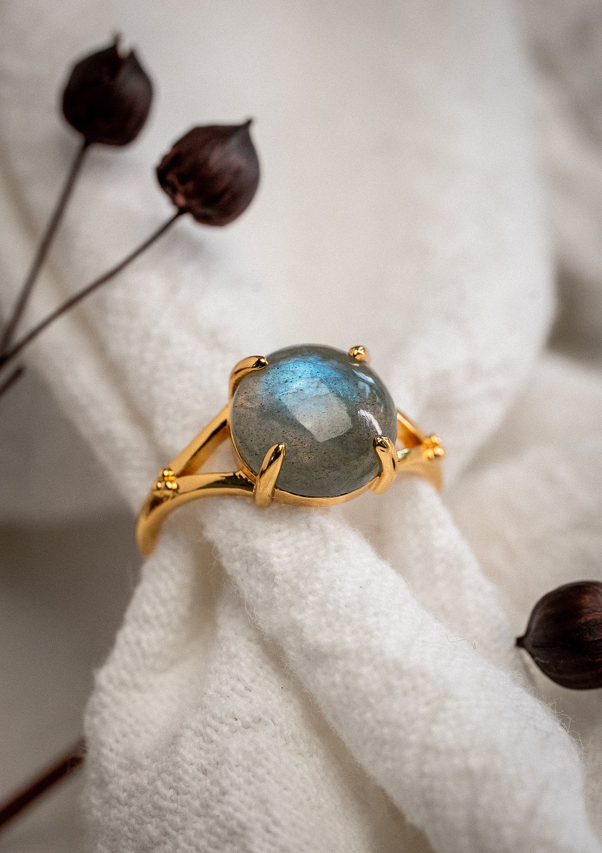 Bague sertie d’un cabochon rond en Labradorite (10 mm)