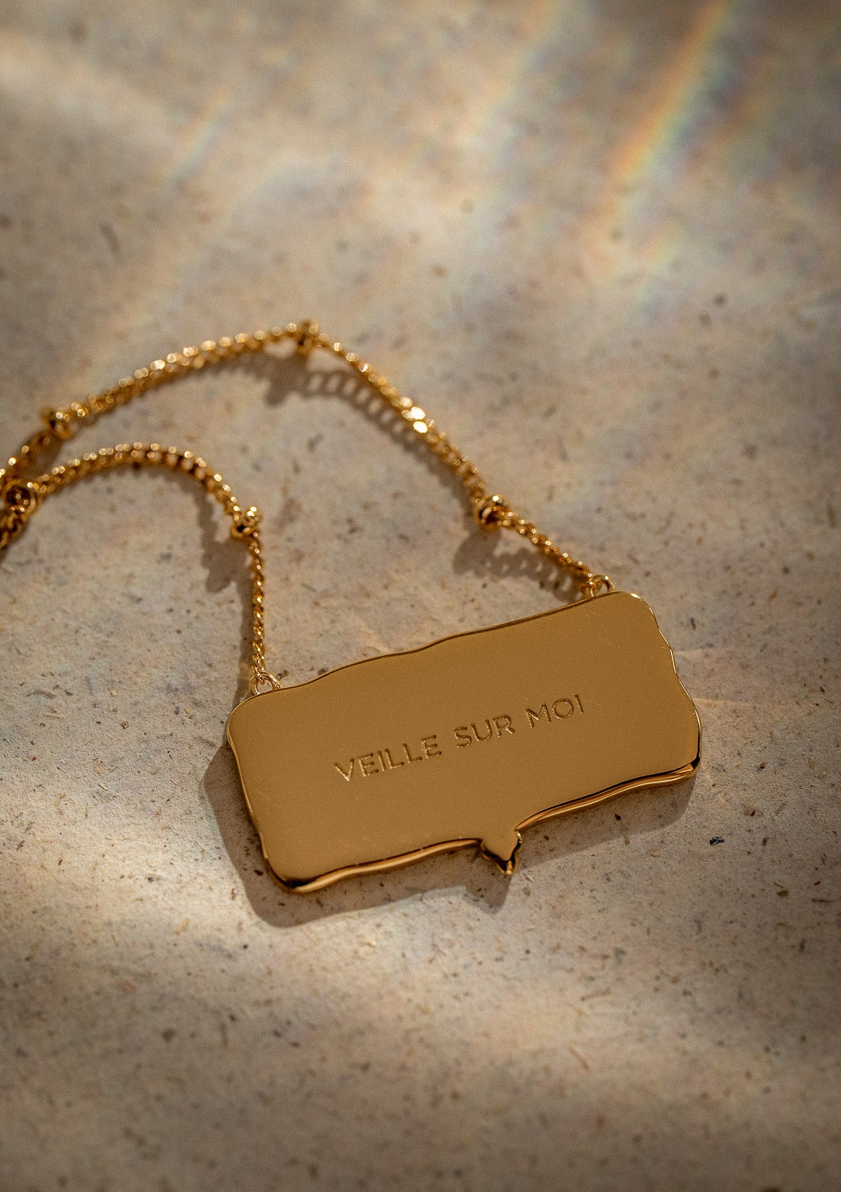 Collier talisman rectangulaire, orné d’un œil et d’un croissant de lune