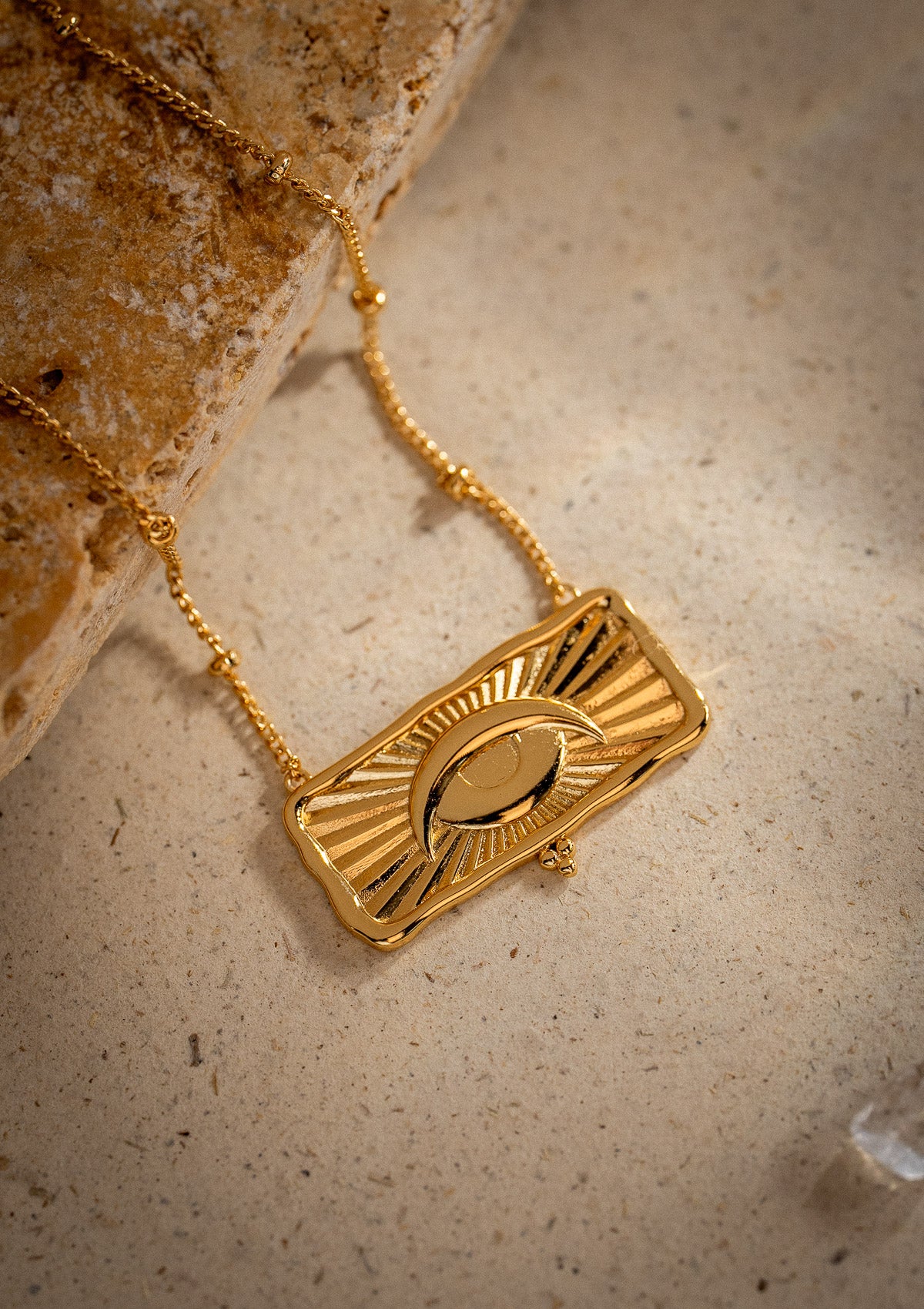 Collier talisman rectangulaire, orné d’un œil et d’un croissant de lune