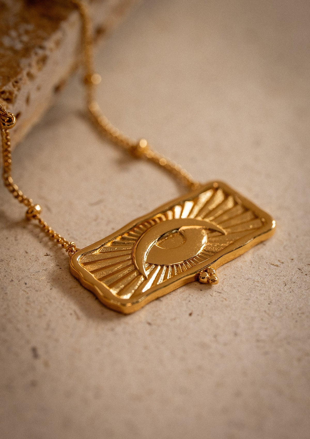 Collier talisman rectangulaire, orné d’un œil et d’un croissant de lune