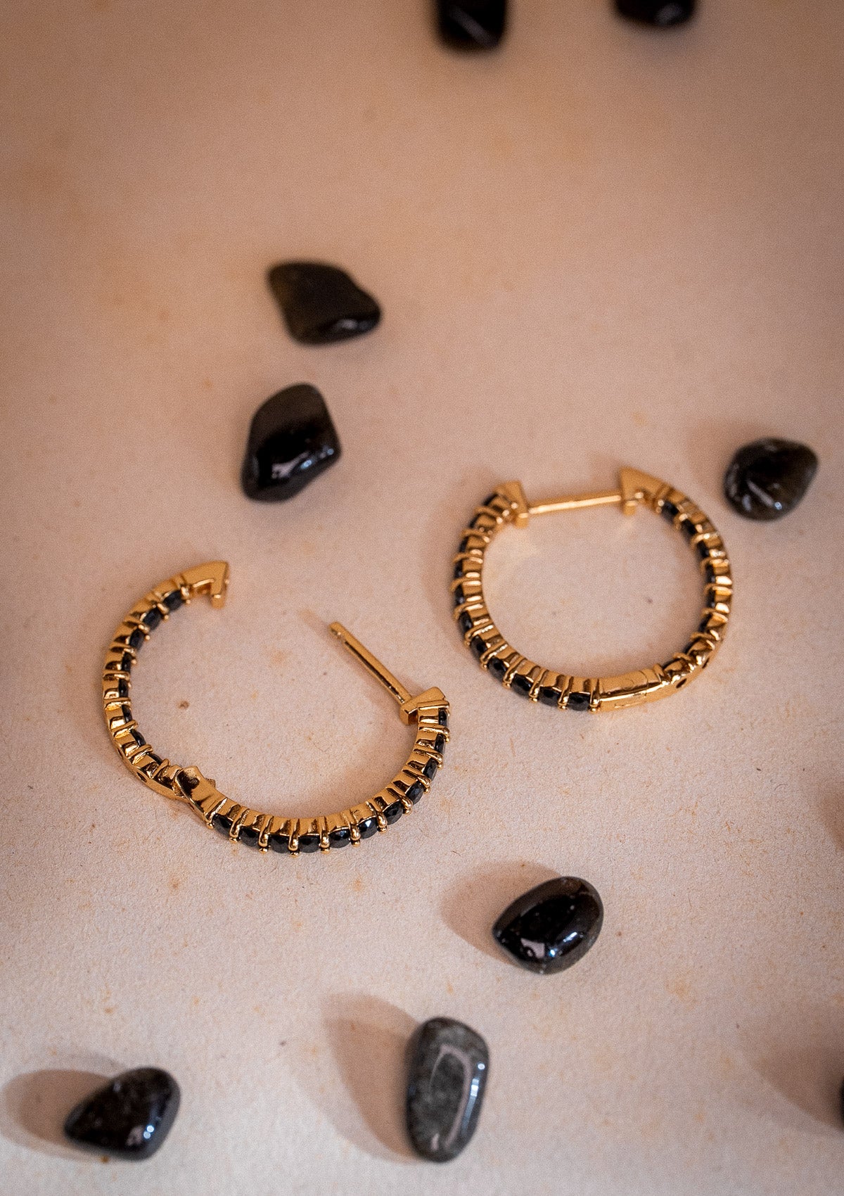 Créoles pavées recto-verso de pierres fines onyx noir