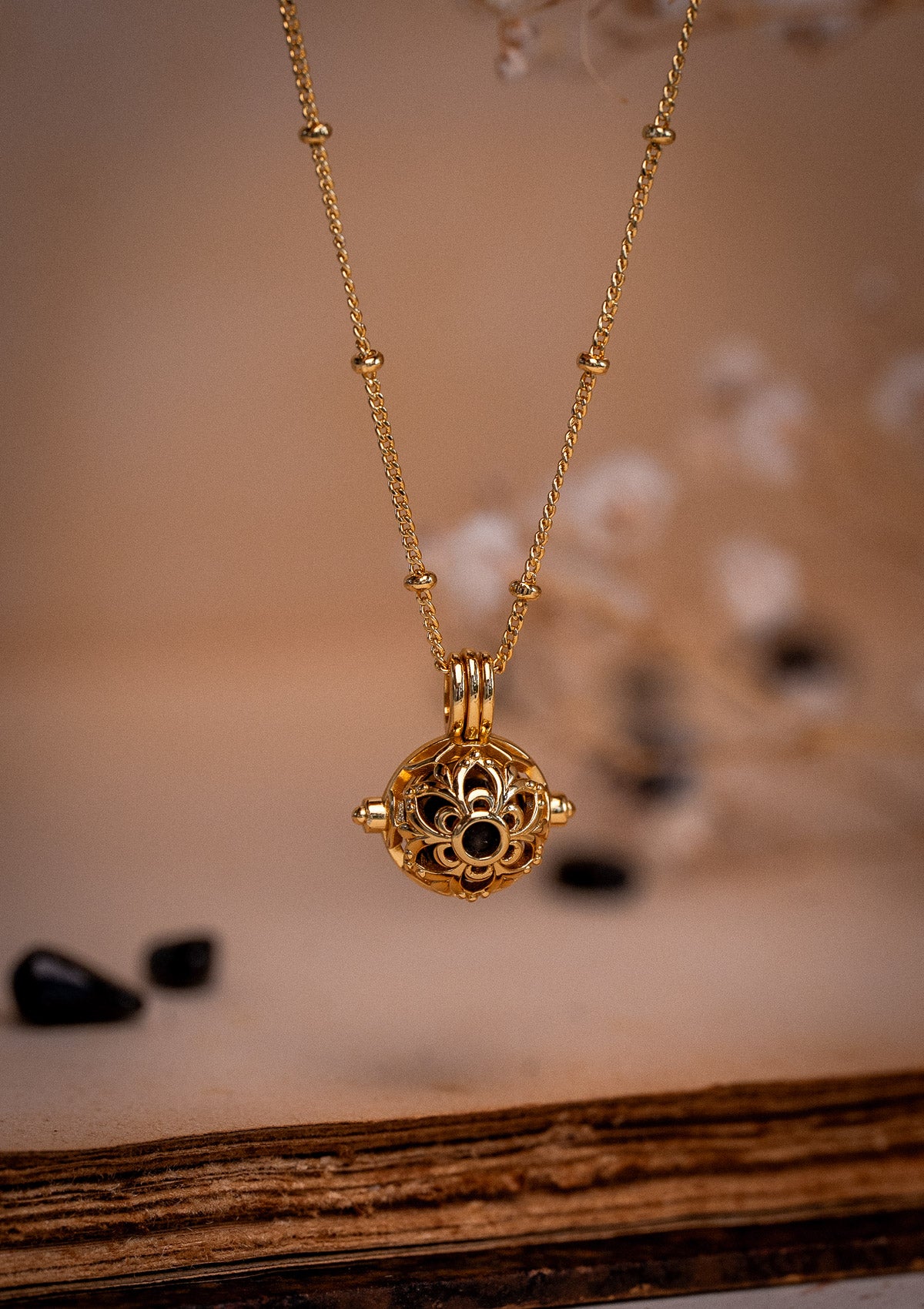 Collier diffuseur pierre de lave avec pendentif mandala ajouré ouvrant en or recyclé — bijou femme diffuseur d'huiles essentielles, atelier français Namaka