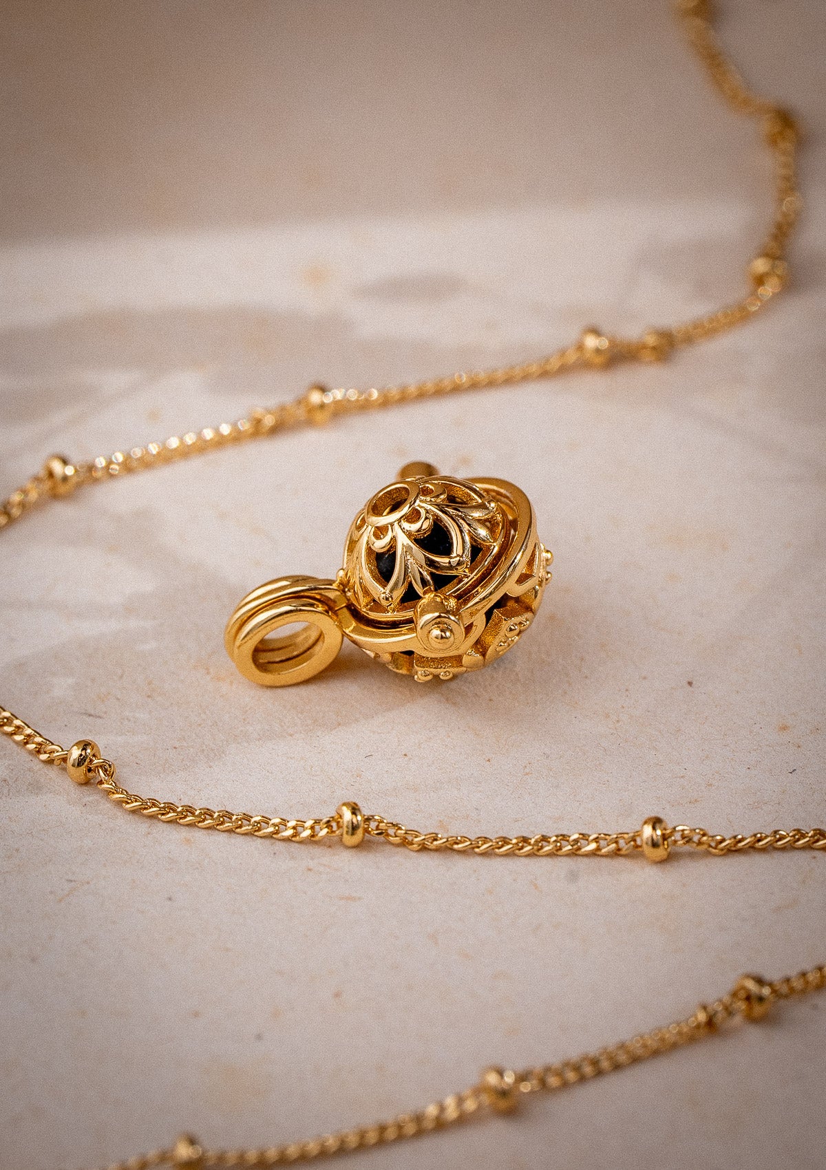 Collier diffuseur pierre de lave porté — pendentif tendance en or recyclé pour le quotidien, rituel sensoriel d'aromathérapie, Namaka