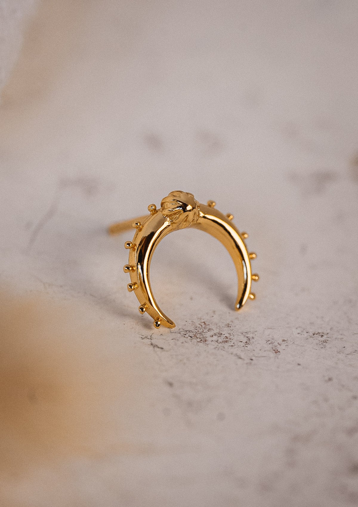 Puces d’oreilles en forme de croissant de lune avec billes décoratives