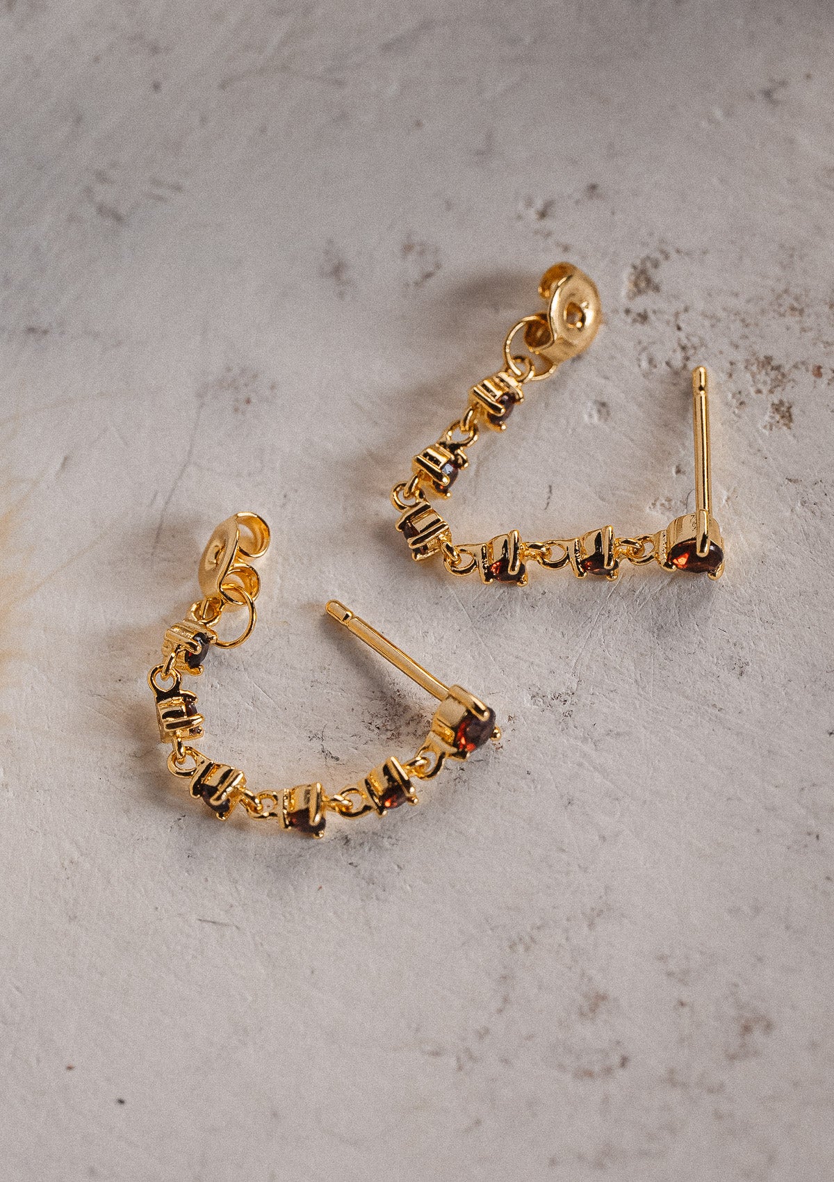 Boucle d’oreille chaîne sertie de pierres de Grenat