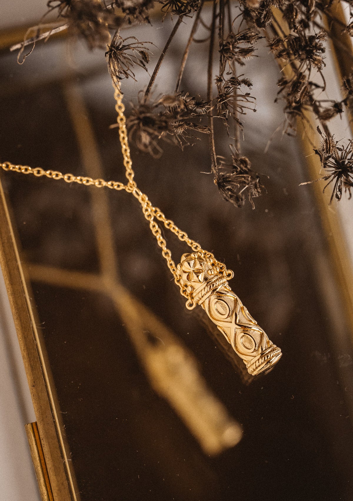 Collier talisman en forme de cylindre sculpté, à l'allure antique