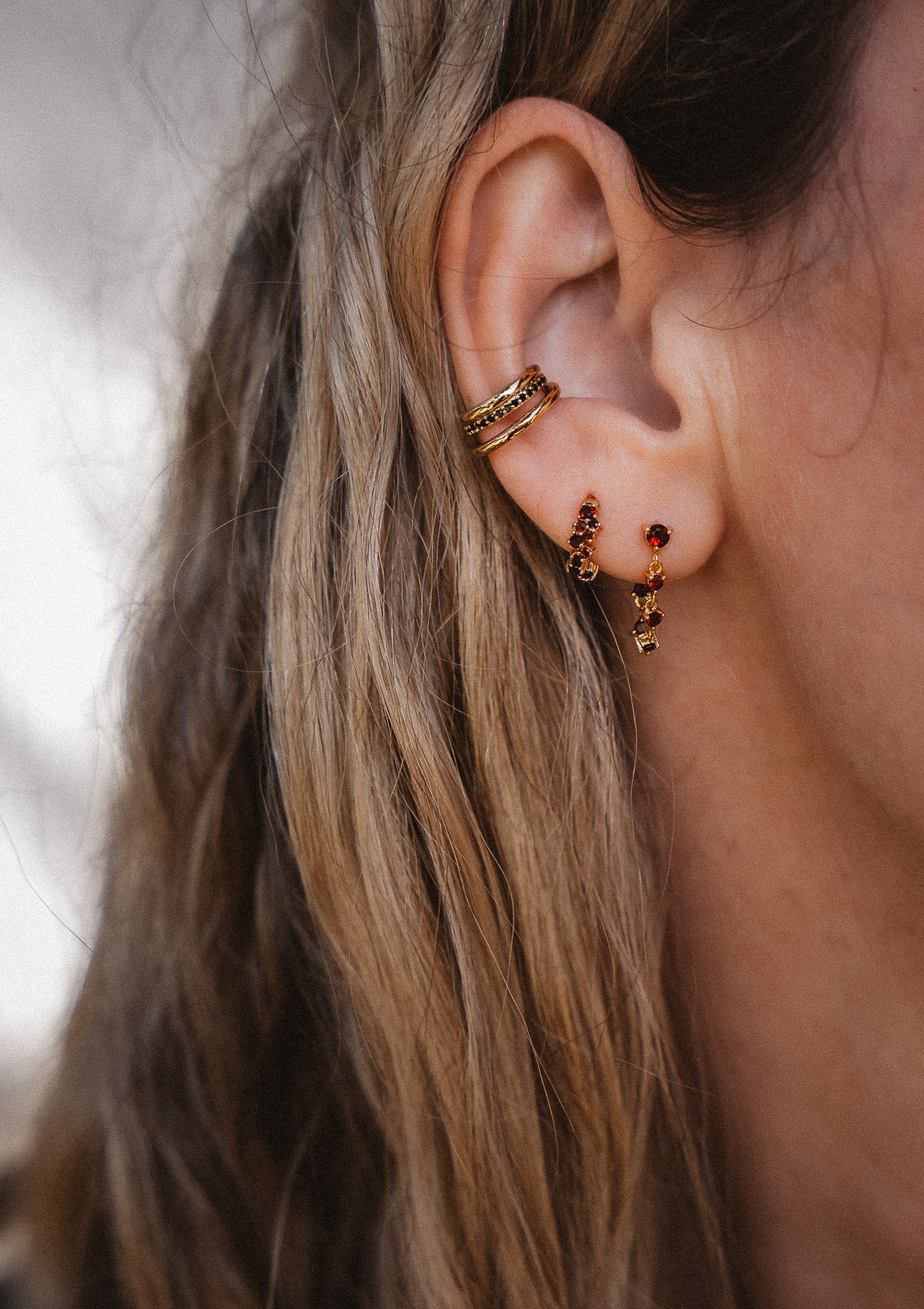 Boucle d’oreille chaîne sertie de pierres de Grenat