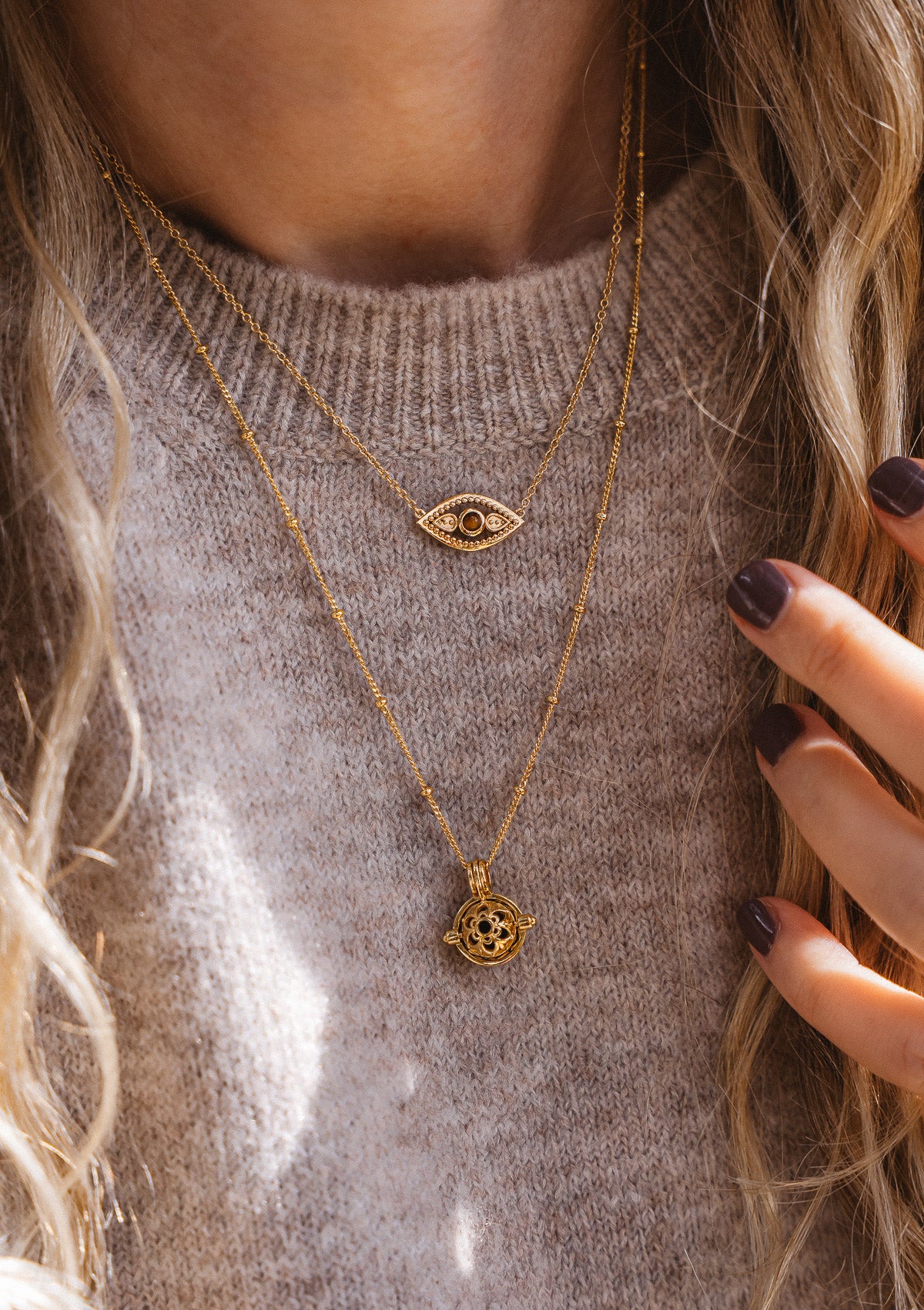 Détail pendentif mandala ouvrant en or recyclé — collier diffuseur pour huiles essentielles, lithothérapie pierre de lave et chakra racine, Namaka