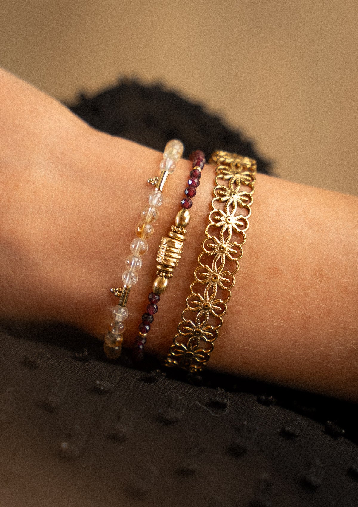 Bracelet Citrine Potentiel Illimité porté — bracelet fin en or recyclé pour le quotidien, layering bohème, lithothérapie abondance Namaka