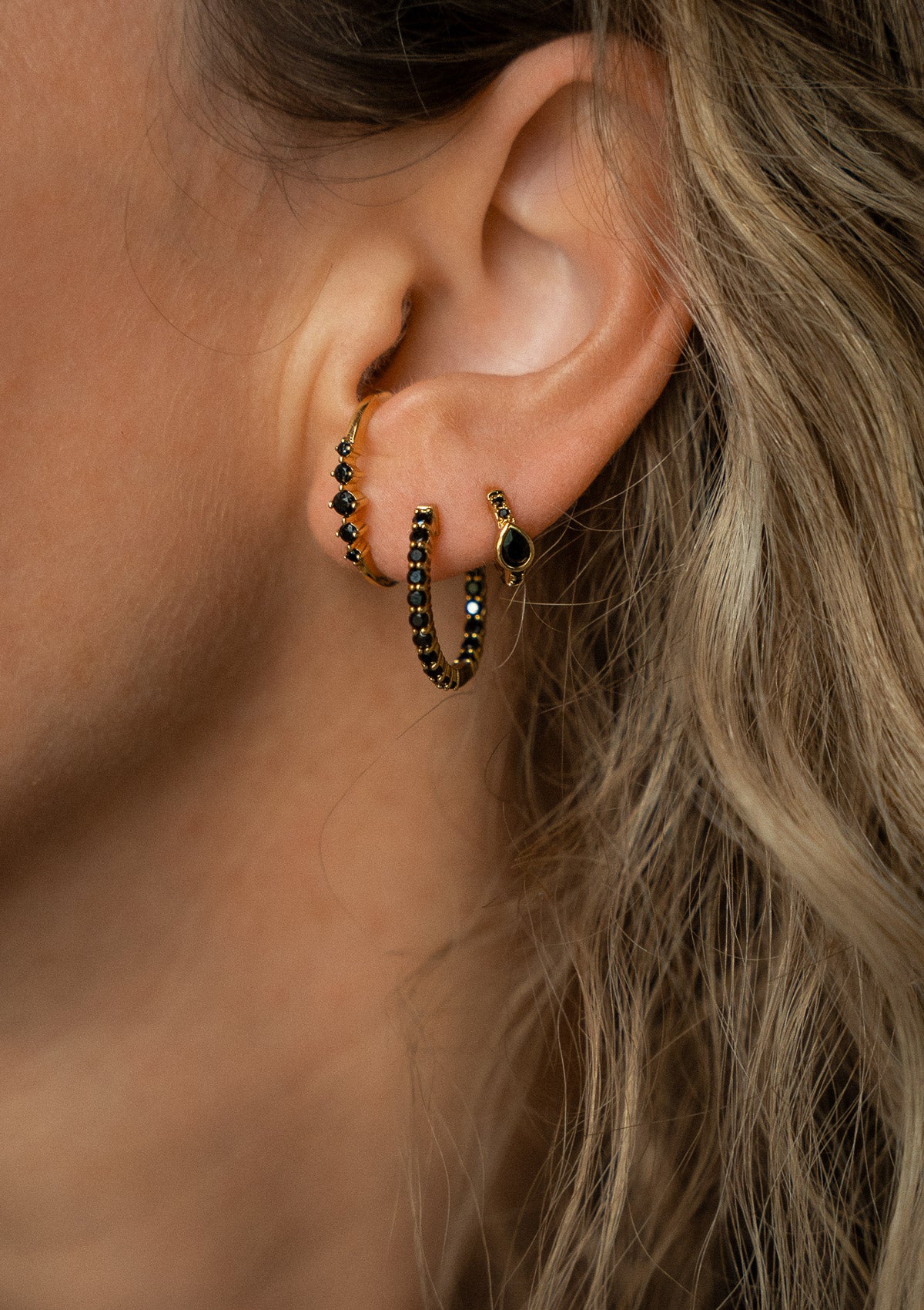 Boucle pour oreille percée classique avec effet piercing cartilage onyx noir