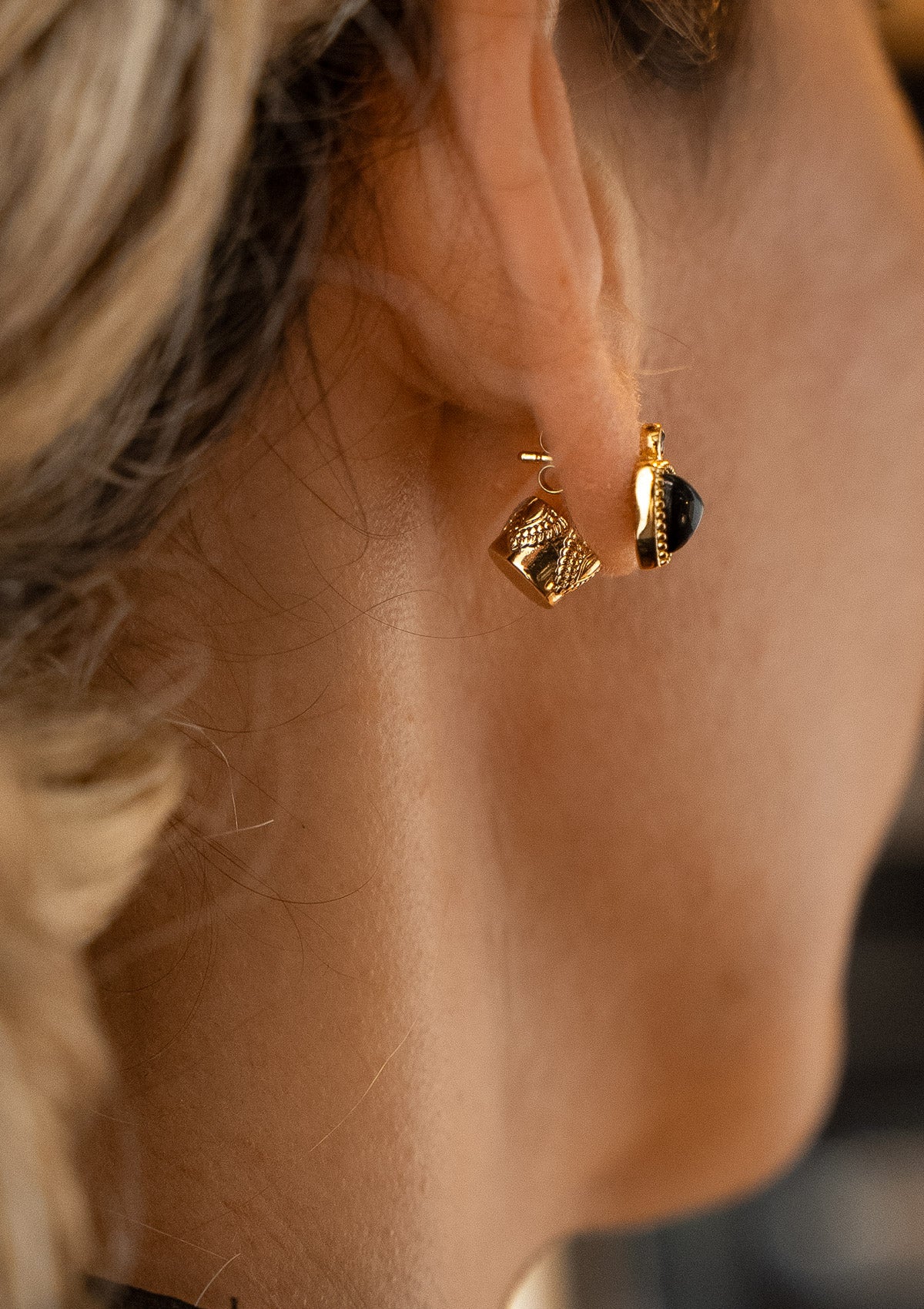 Boucle d’oreille façon cylindre sculpté, effet trompe-l’œil habille le dos de l'oreille