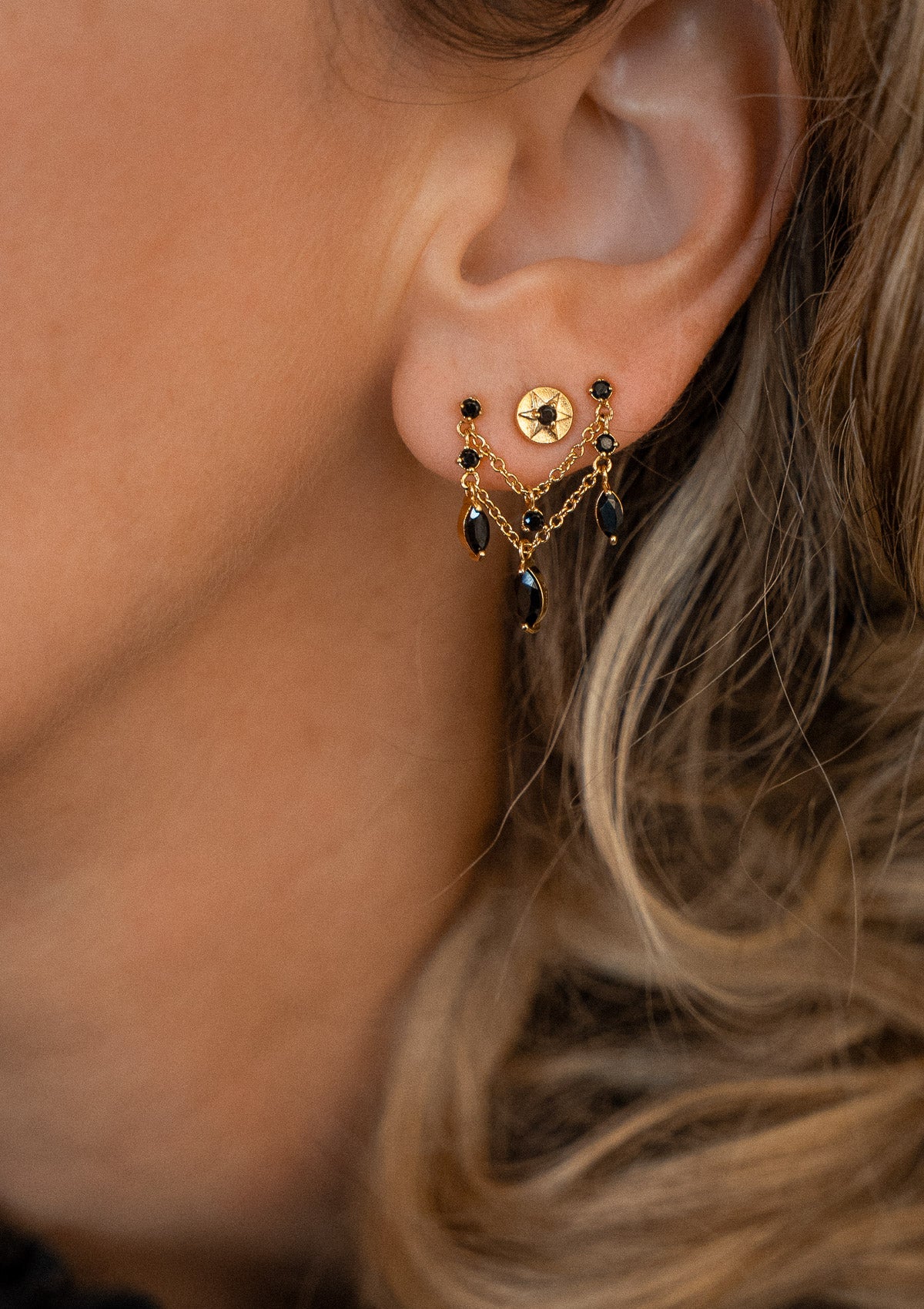 Boucle d’oreille pour deux trous avec double chaîne et pierres d'Onyx Noir