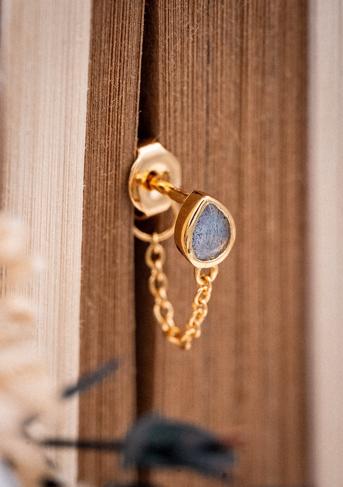 Clou d’oreille avec pierre de Labradorite en forme de goutte