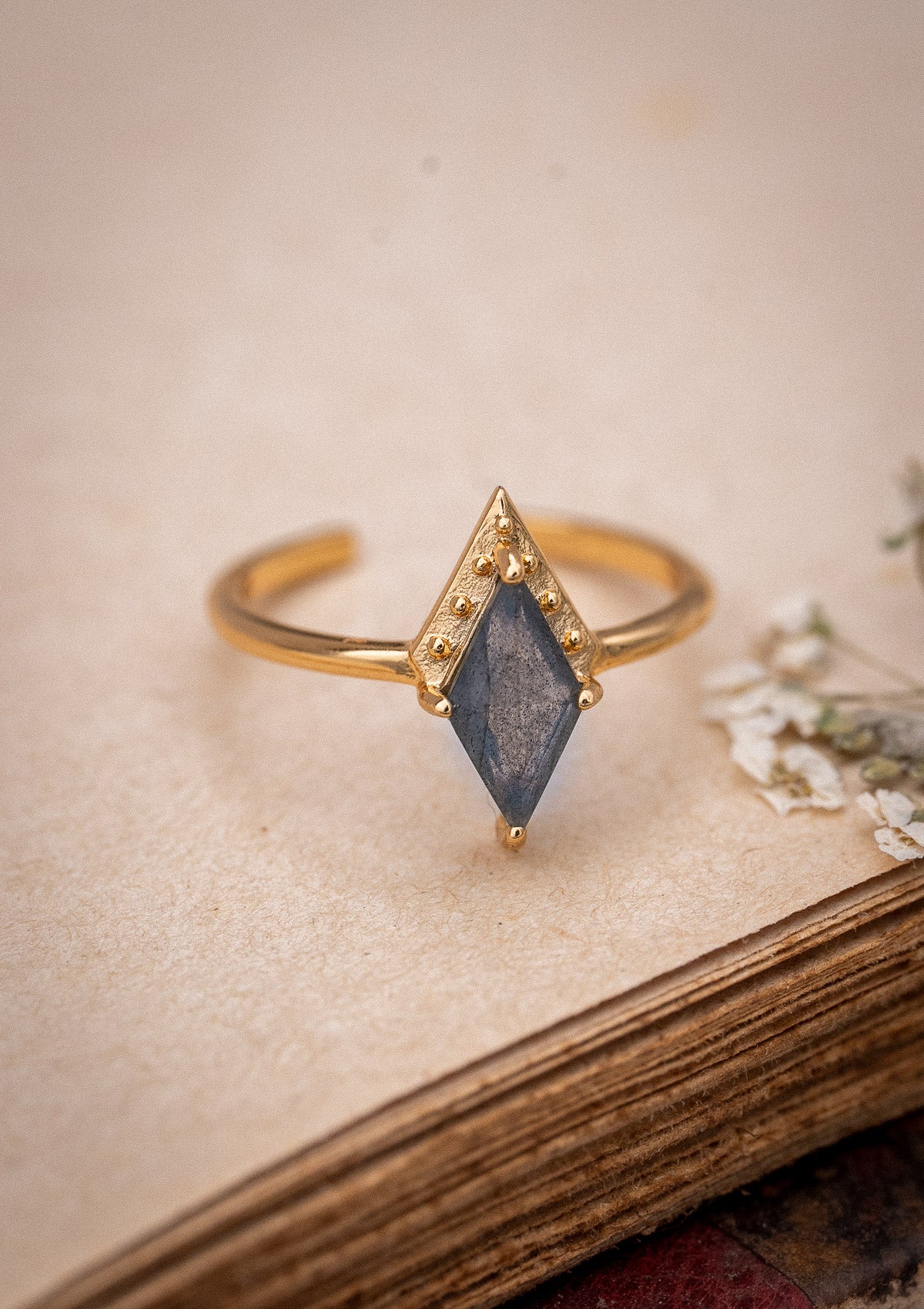 Bague en Labradorite forme losange (cabochon 5 x 10 mm)