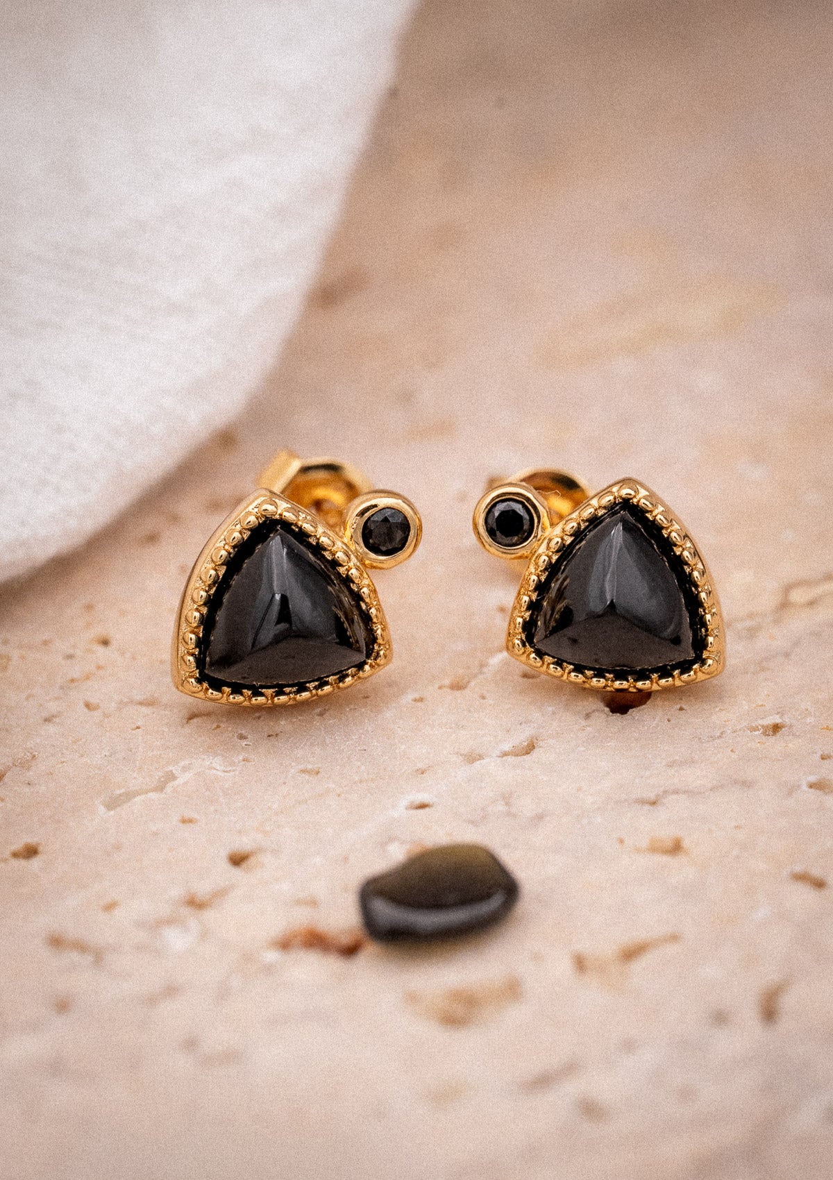 Clou d’oreille avec cabochon pyramide et pierre ronde