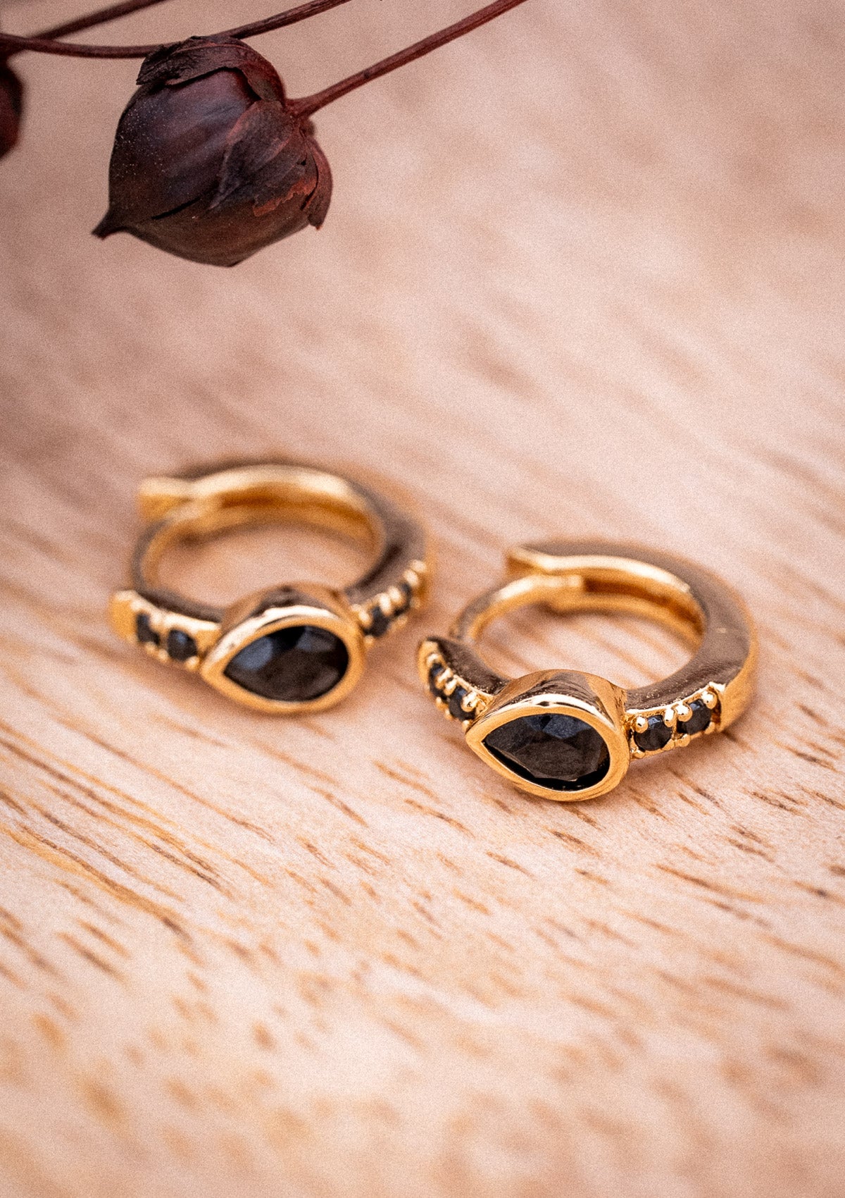 Mini-Créole pavée de pierres facettées en Onyx Noir