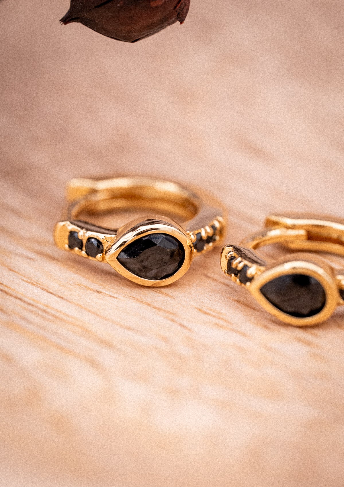 Mini-Créole pavée de pierres facettées en Onyx Noir