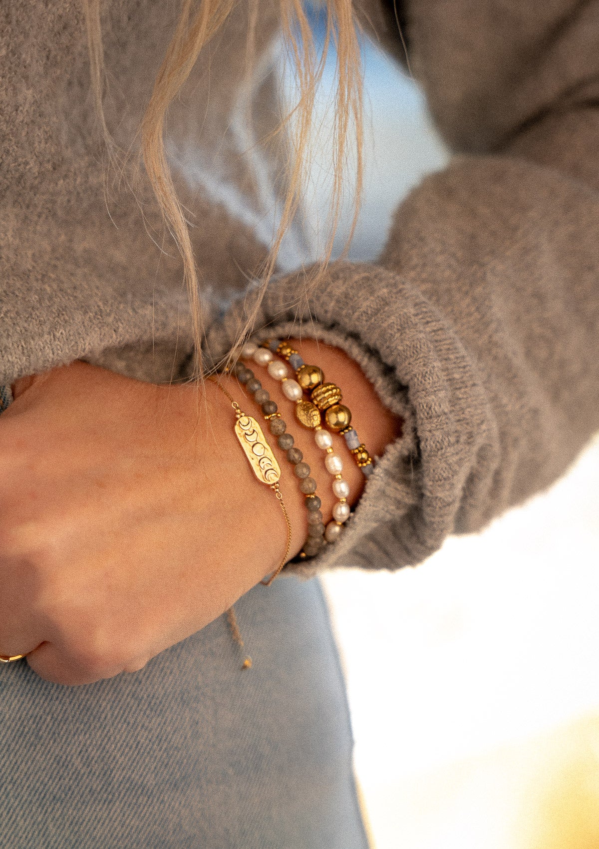 Bracelet en acier inoxydable doré
Pierres : Perles d’eau douce
Ornement central : perle ovale gravée fleurie