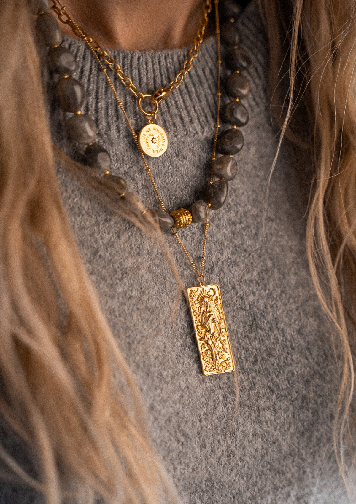 Collier ras-de-cou avec chaîne épaisse et fermoir mousqueton à l'avant
Finition : Or recyclé 18 carats, 1 micron (base laiton)
Longueur : 38 cm
Pendentif rond martelé (15 mm) avec gravures
Fabrication éthique, certifiée conforme aux standards du label BSCI.