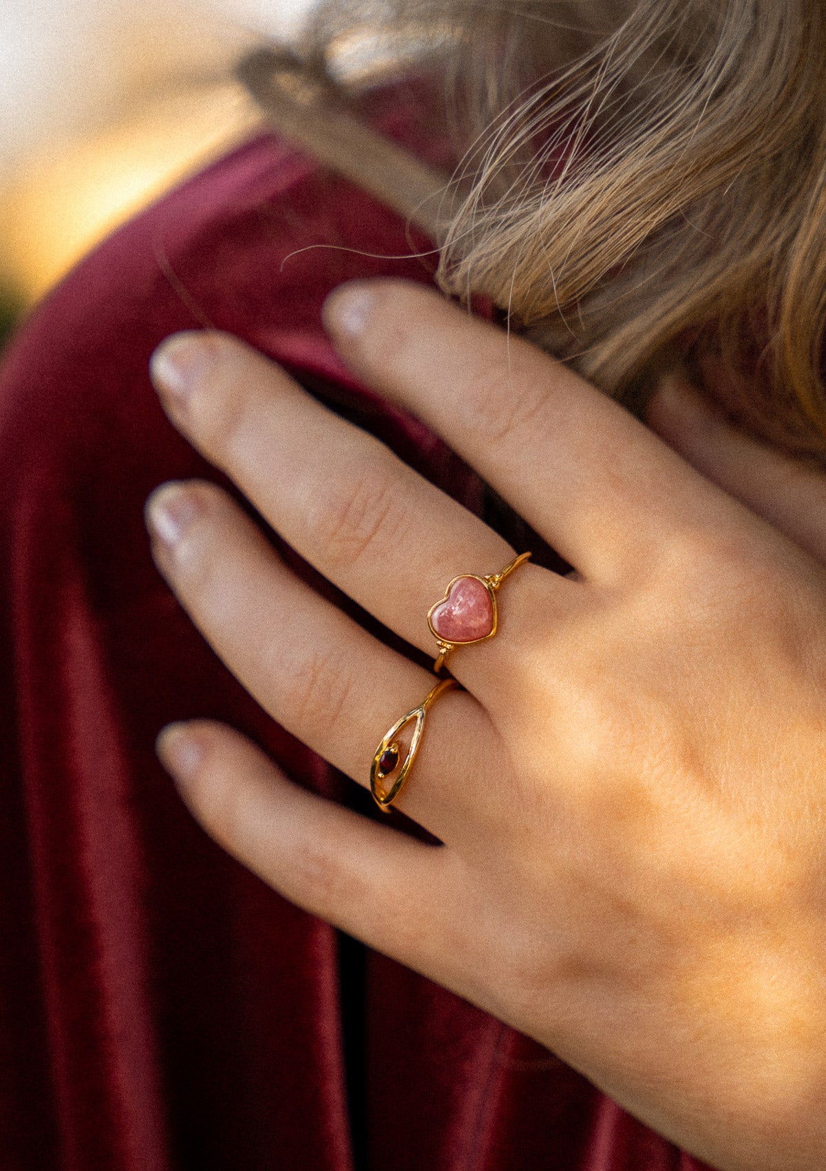 Bague Forme œil, avec Grenat taille marquise
Finition : Or recyclé 18 carats, 3 microns (base laiton)
Bague ouverte, réglable
Pierre issue de sources éthiques, certifiée conforme aux standards du label BSCI.