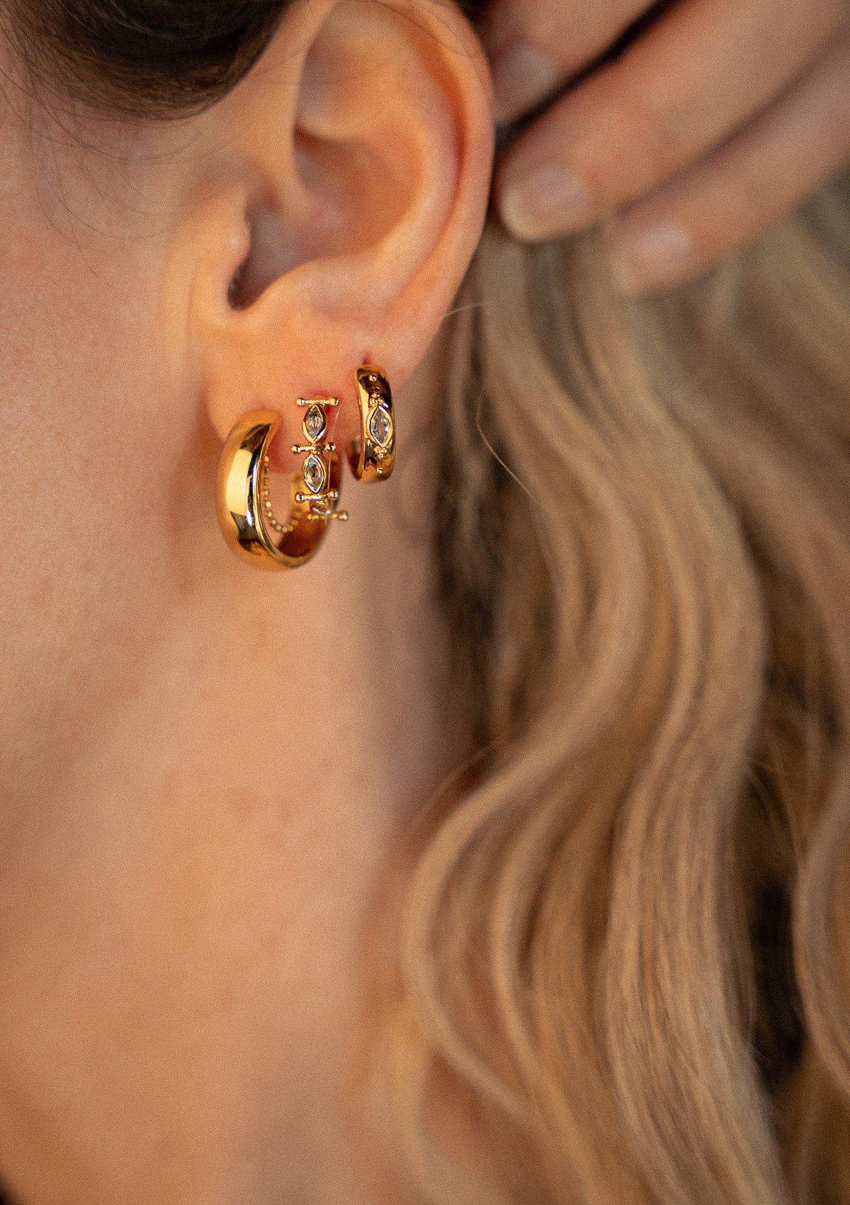 Créoles épaisses connectées par une mini chaîne à billes
Finition : Or recyclé 18 carats, 1 micron (base laiton)