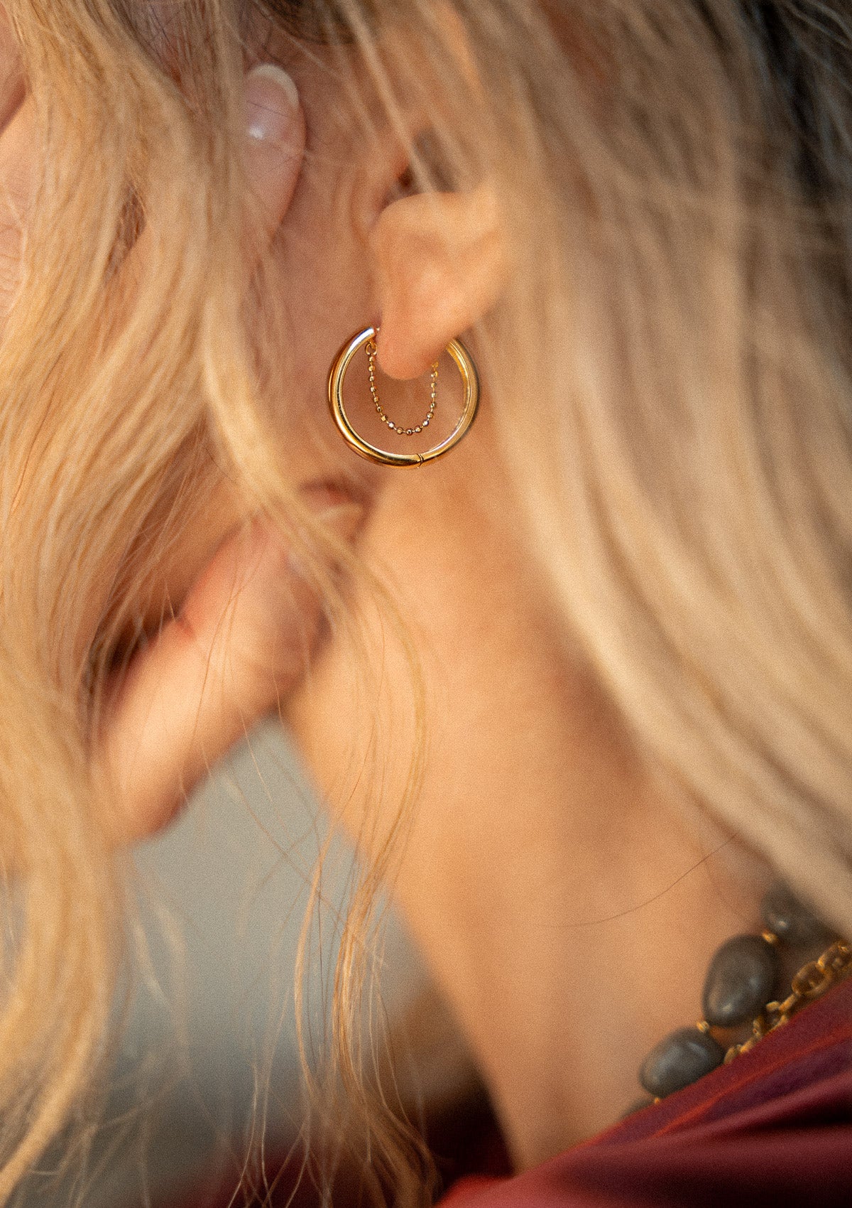 Créoles épaisses connectées par une mini chaîne à billes
Finition : Or recyclé 18 carats, 1 micron (base laiton)
Diamètre créoles : 20 mm – Largeur : 6 mm
Attache cliquet confortable
Fabrication certifiée conforme aux standards du label BSCI.