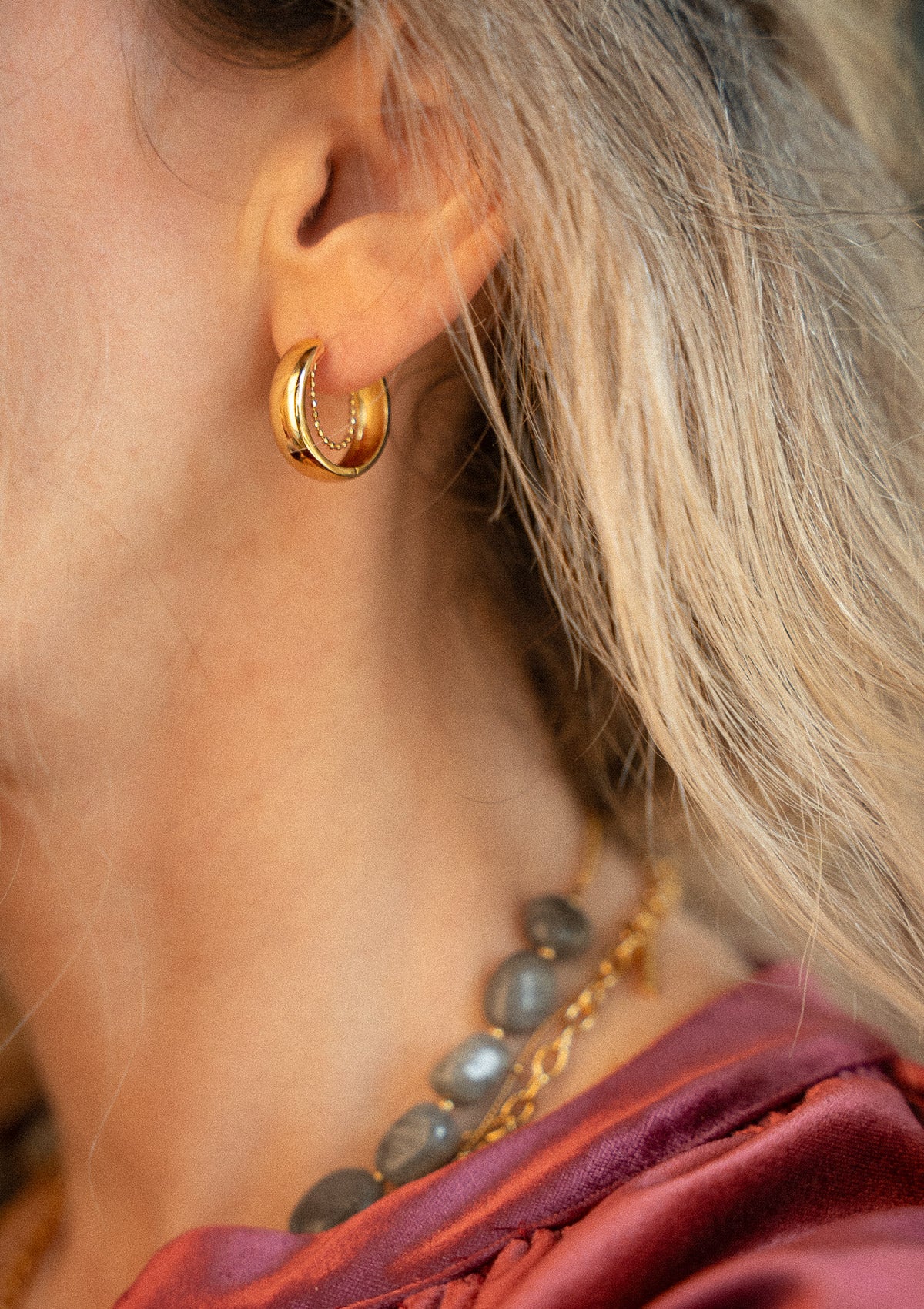 Créoles épaisses connectées par une mini chaîne à billes
Finition : Or recyclé 18 carats, 1 micron (base laiton)