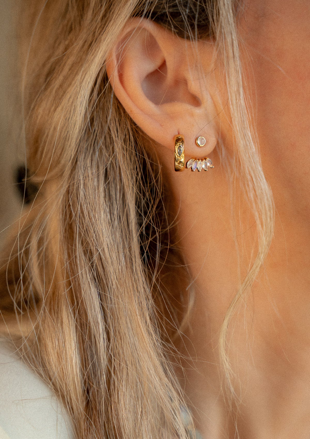 Clous d’oreilles avec suspension amovible ornée de pierres marquises
Finition : Or recyclé 18 carats, 1 micron (base laiton)