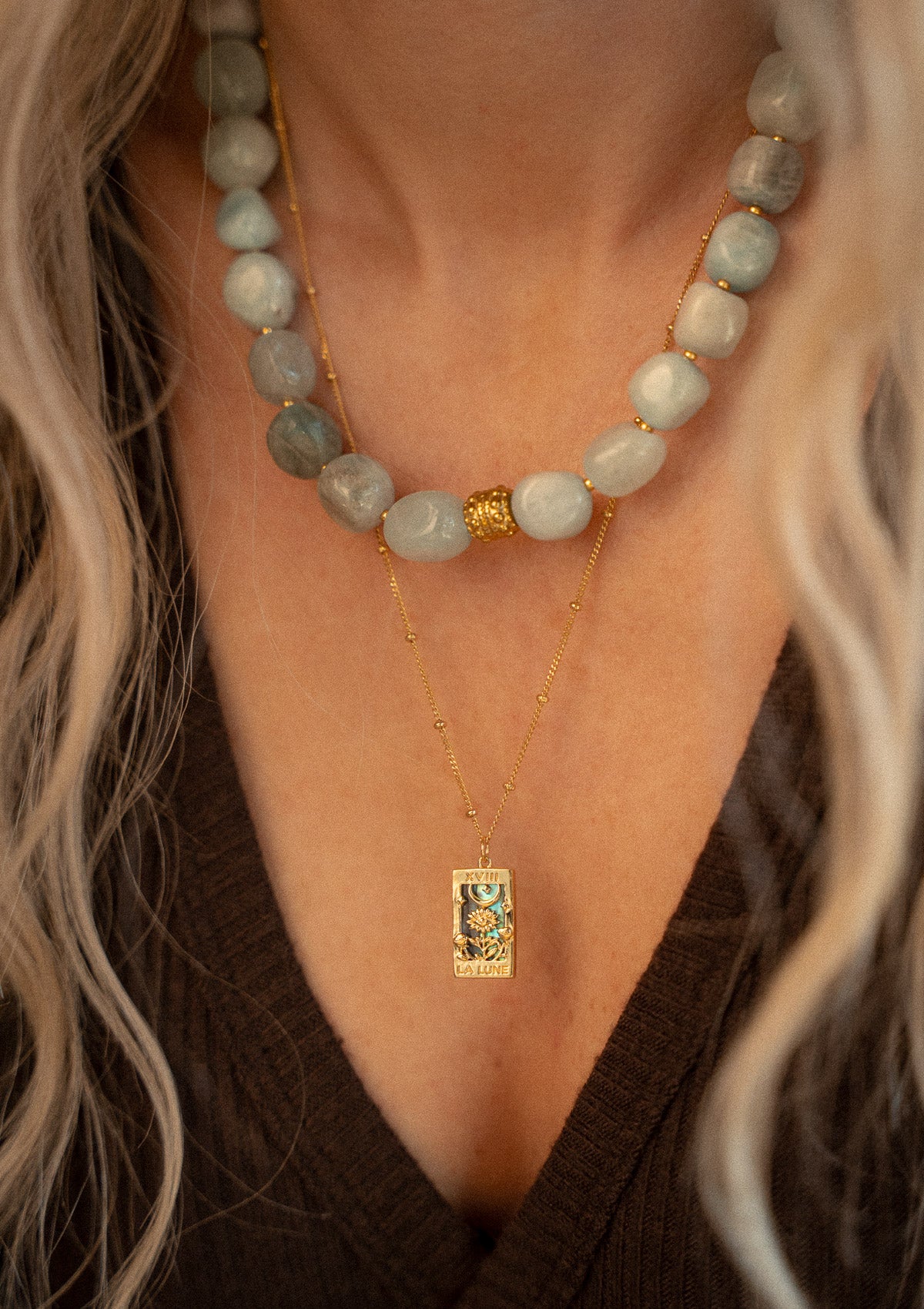 Collier avec pendentif rectangulaire (17 mm)
Finition : Or recyclé 18 carats, 1 micron(base laiton)
Chaîne à billes – Longueur : 45 cm + 2,5 + 2,5 cm
Incrustation : Nacre d’Abalone
Le collier peut se porter des 2 côtés.&nbsp;
Origine éthique, certifiée conforme aux standards du label BSCI.