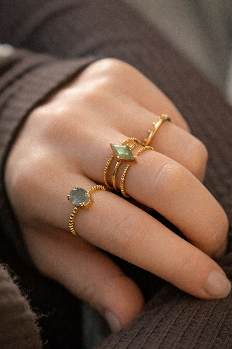 Bague ouverte triple rangs avec pierre facettée taille losange
Finition : Or recyclé 18 carats, 3 microns (base laiton)
Anneau texturé et ajustable

Pierre de Labradorite
Pierre issue de sources éthiques, certifiée conforme aux standards du label BSCI.