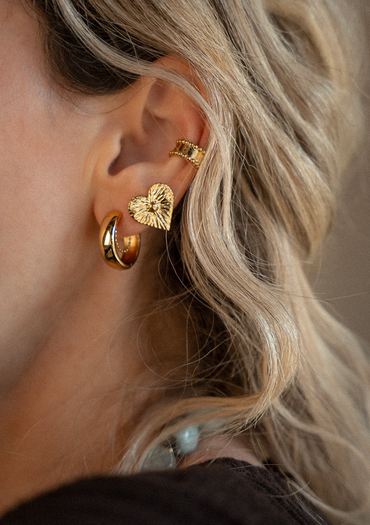 Boucles d'oreilles cœur en acier inoxydable doré (16 mm)
Motif texturé avec effet rayons solaires&nbsp;