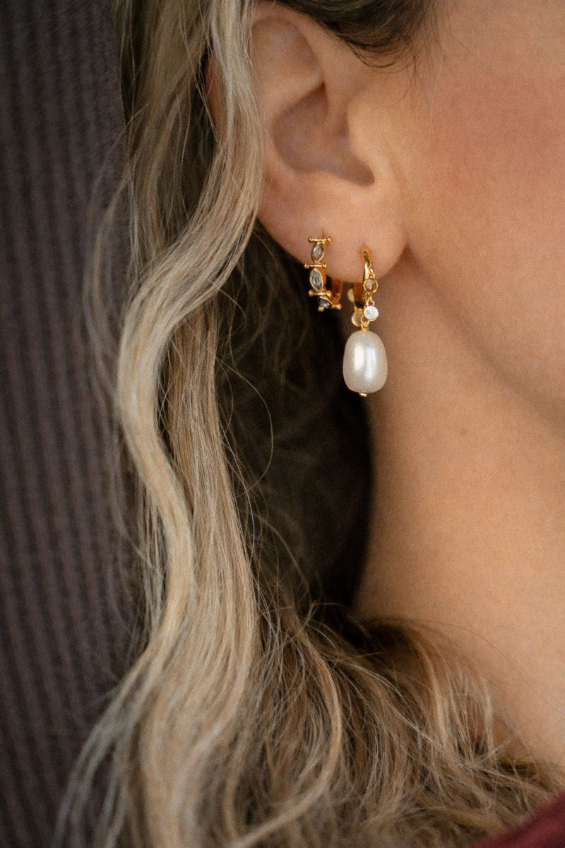 Créoles avec breloques disques et perles baroques
Finition : Or recyclé 18 carats, 1 micron (base laiton)
Hauteur totale : environ 26 mm
Pampilles perles d’eau douce de forme baroque (chaque perle a une forme unique)
Origine éthique, certifiée conforme aux standards du label BSCI.