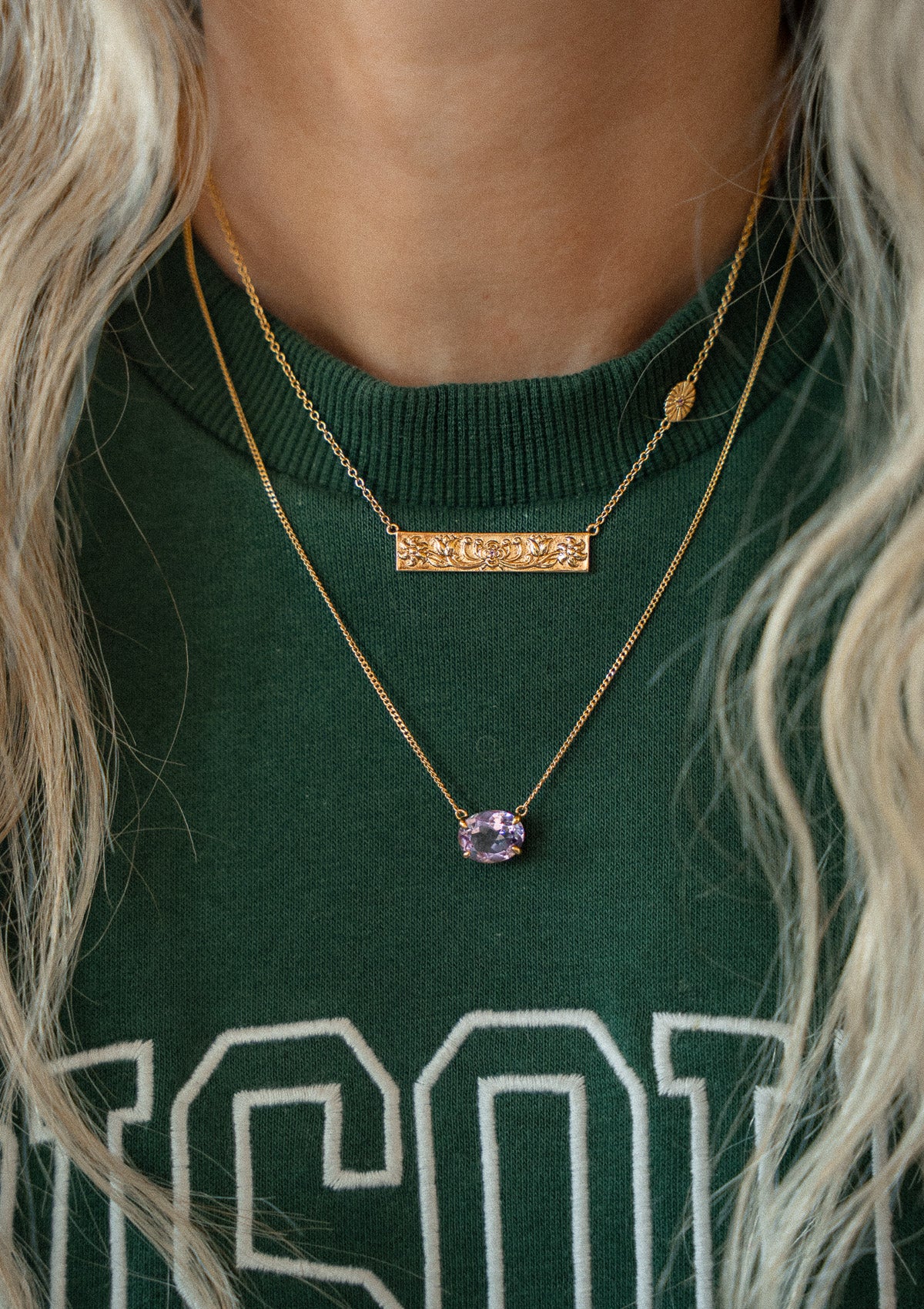 Collier ras-du-cou avec plaque florale (30 mm)
Finition : Or recyclé 18 carats, 1 micron (base laiton)
Chaîne fine – Longueur : 35 cm + 2,5 + 2,5 cm
Pierre : Mini Tourmaline Rose (2 pièces de 1 mm, serties à la main)
Origine éthique, certifiée conforme aux standards du label BSCI.