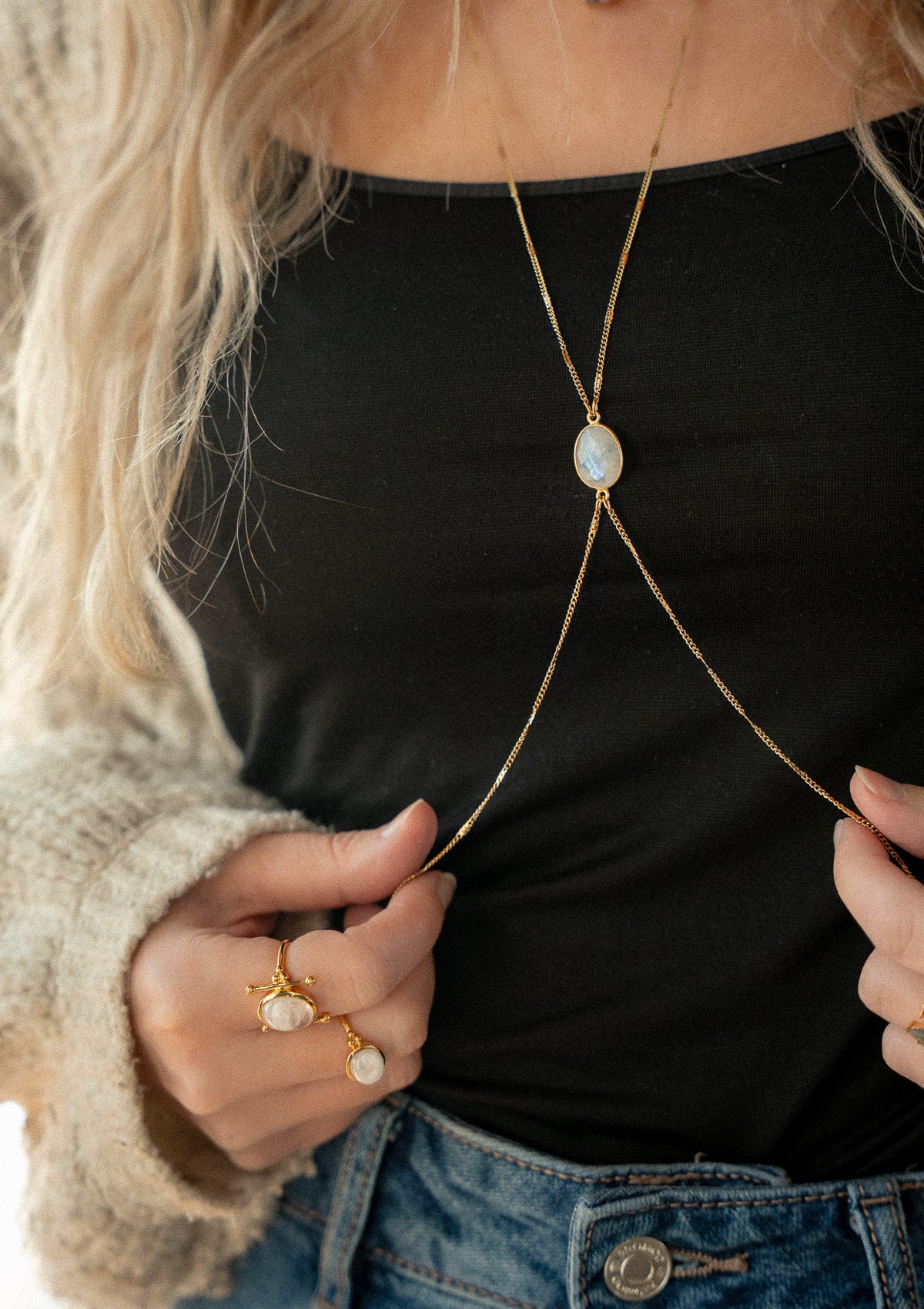 Bague ouverte avec triple bille et pierre ovale
Finition : Or recyclé 18 carats, 3 microns (base laiton)
Pierre : Pierre de Lune Arc-en-Ciel (cabochon 10 mm)
Taille : ajustable grâce à l’ouverture à l’arrière
Pierre issue de sources éthiques, certifiée conforme aux standards du label BSCI.