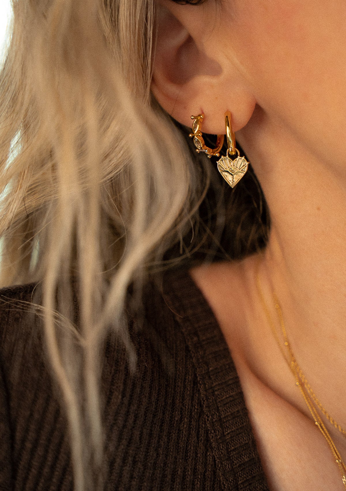 Créoles avec pendentif cœur gravé&nbsp;
Finition : Or recyclé 18 carats, 1 micron (base laiton)
Diamètre des créoles : 15 mm
Pendentif gravé d’un œil rayonnant symbolique