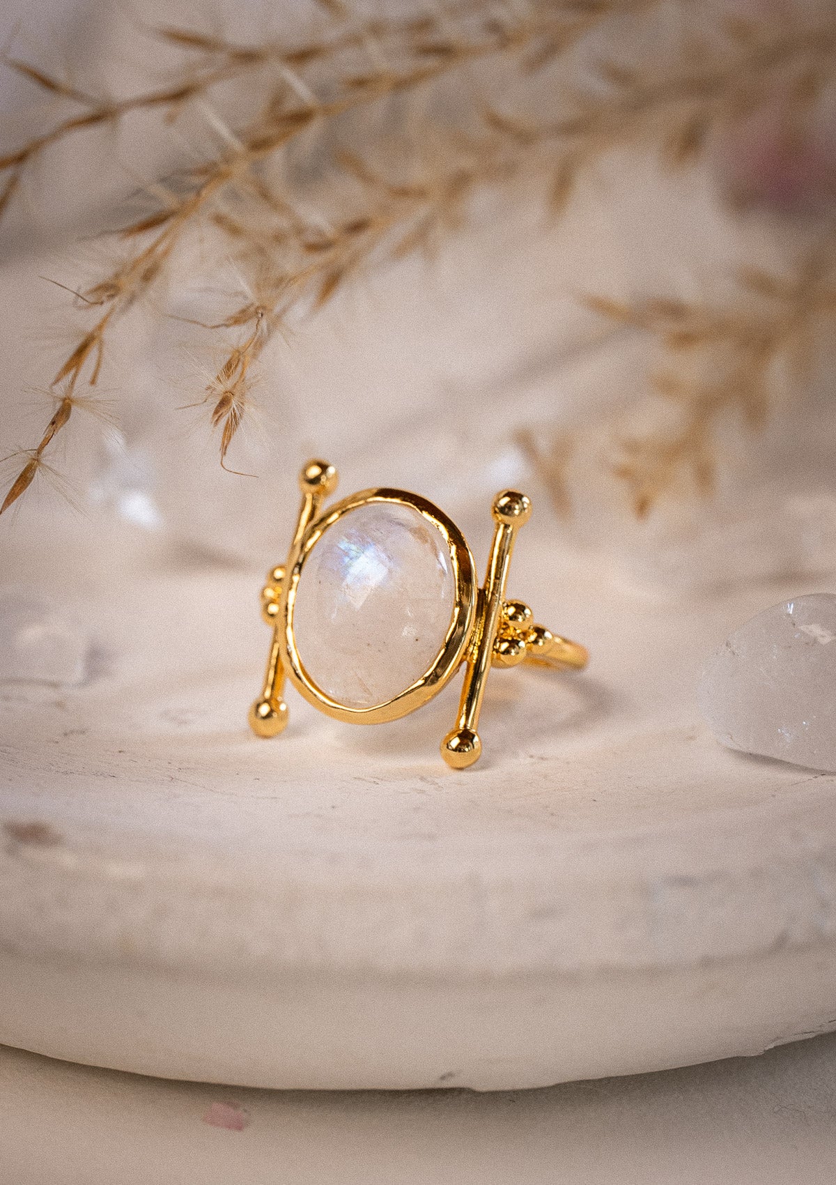 Bague ouverte avec triple bille et pierre ovale
Finition : Or recyclé 18 carats, 3 microns (base laiton)
Pierre : Pierre de Lune Arc-en-Ciel (cabochon 10 mm)
Taille : ajustable grâce à l’ouverture à l’arrière
Pierre issue de sources éthiques, certifiée conforme aux standards du label BSCI.