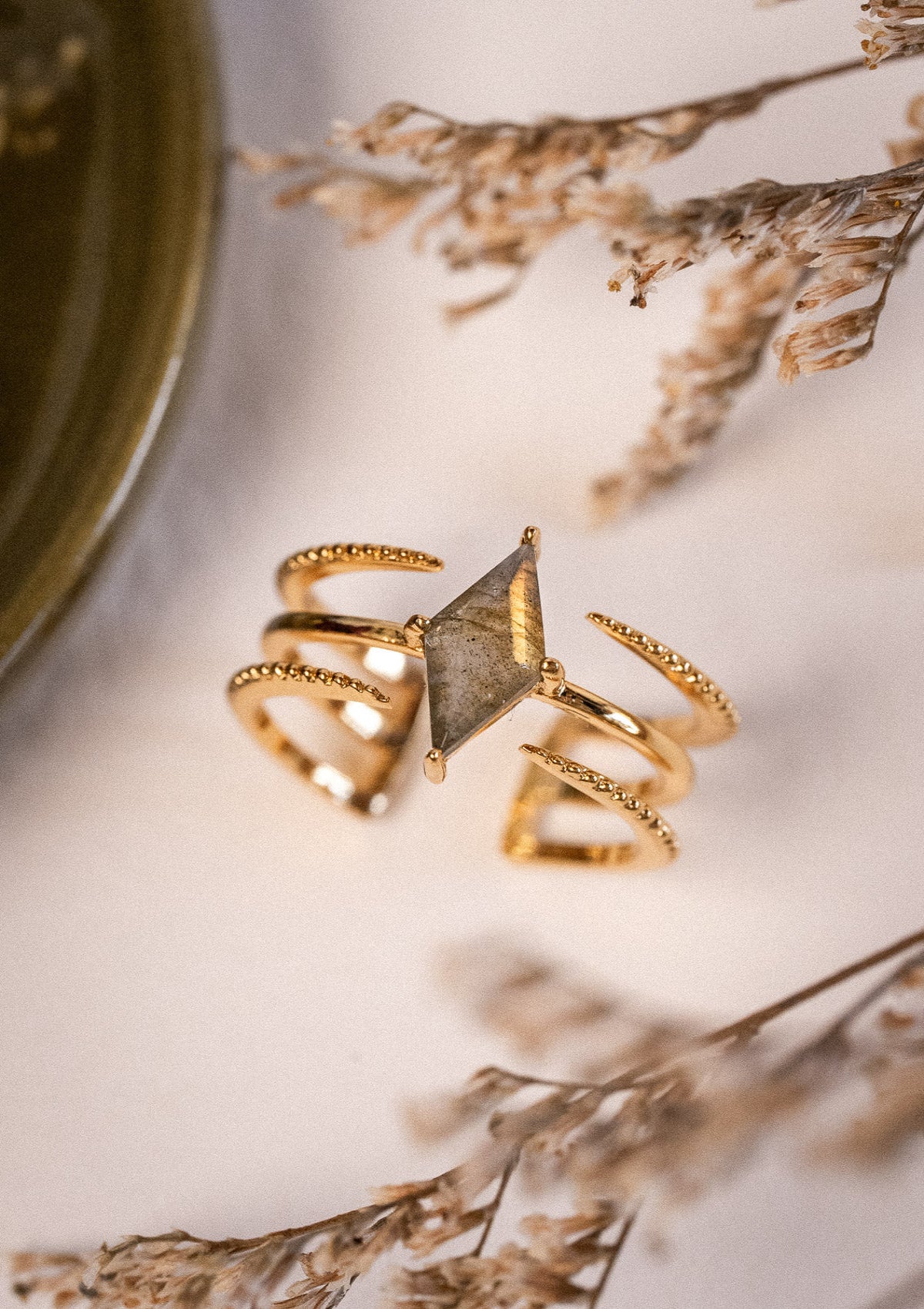 Bague ouverte triple rangs avec pierre facettée taille losange
Finition : Or recyclé 18 carats, 3 microns (base laiton)
Anneau texturé et ajustable

Pierre de Labradorite
Pierre issue de sources éthiques, certifiée conforme aux standards du label BSCI.