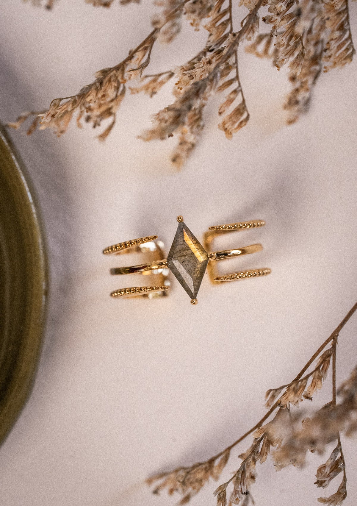 Bague ouverte triple rangs avec pierre facettée taille losange
Finition : Or recyclé 18 carats, 3 microns (base laiton)
Anneau texturé et ajustable

Pierre de Labradorite
Pierre issue de sources éthiques, certifiée conforme aux standards du label BSCI.