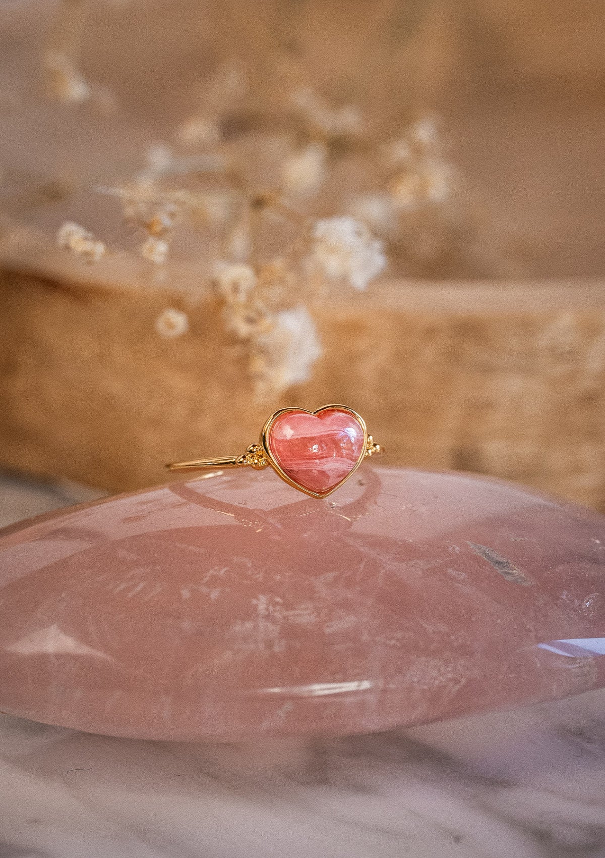 Bague ajustable avec pierre cœur en Rhodochrosite (8mm)
Finition : Or recyclé 18 carats, 3 microns (base laiton)
Pierre Cabochon taillé forme cœur, chaque pierre est unique
Pierre issue de sources éthiques, certifiée conforme aux standards du label BSCI.