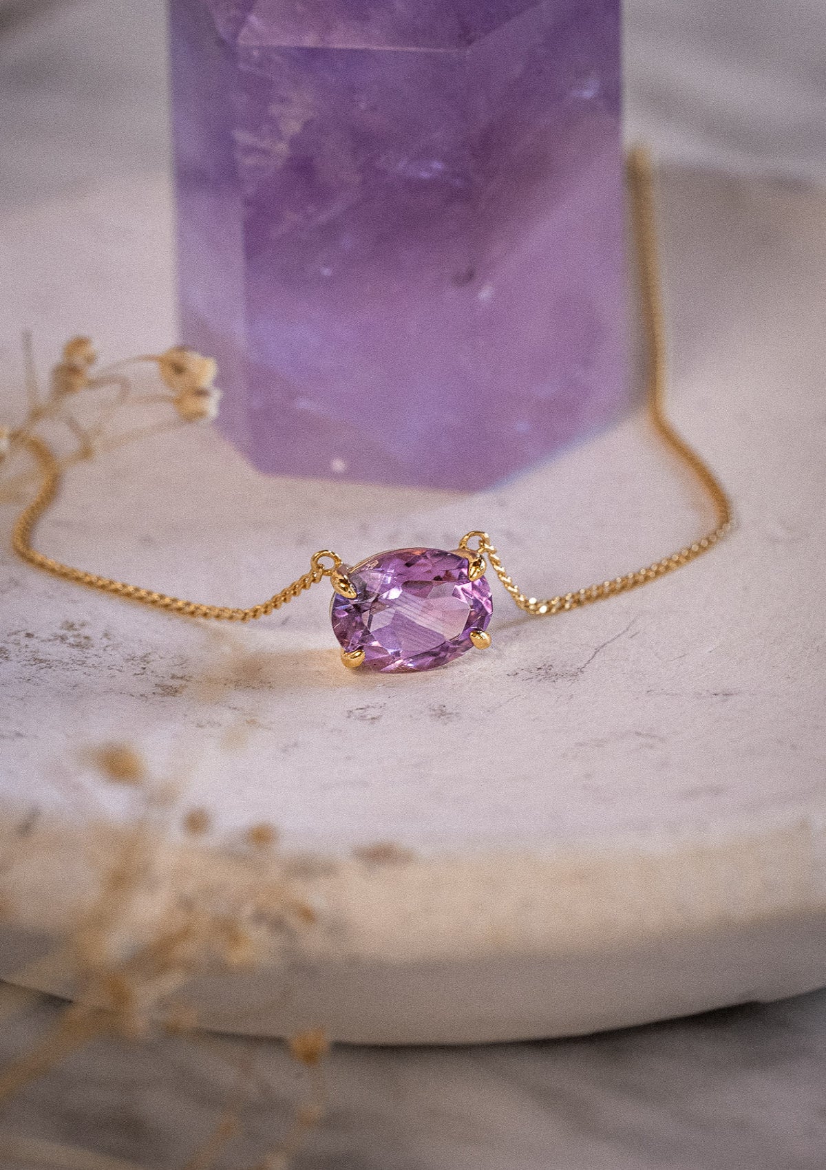 Collier avec améthyste naturelle (10 mm)
Finition : Or recyclé 18 carats, 1 micron (base laiton)
Chaîne maille gourmette – Longueur : 40 cm + 2,5 + 2,5 cm
Pierre : Améthyste transparente AAA
Pierre issue de sources éthiques, certifiée conforme aux standards du label BSCI.