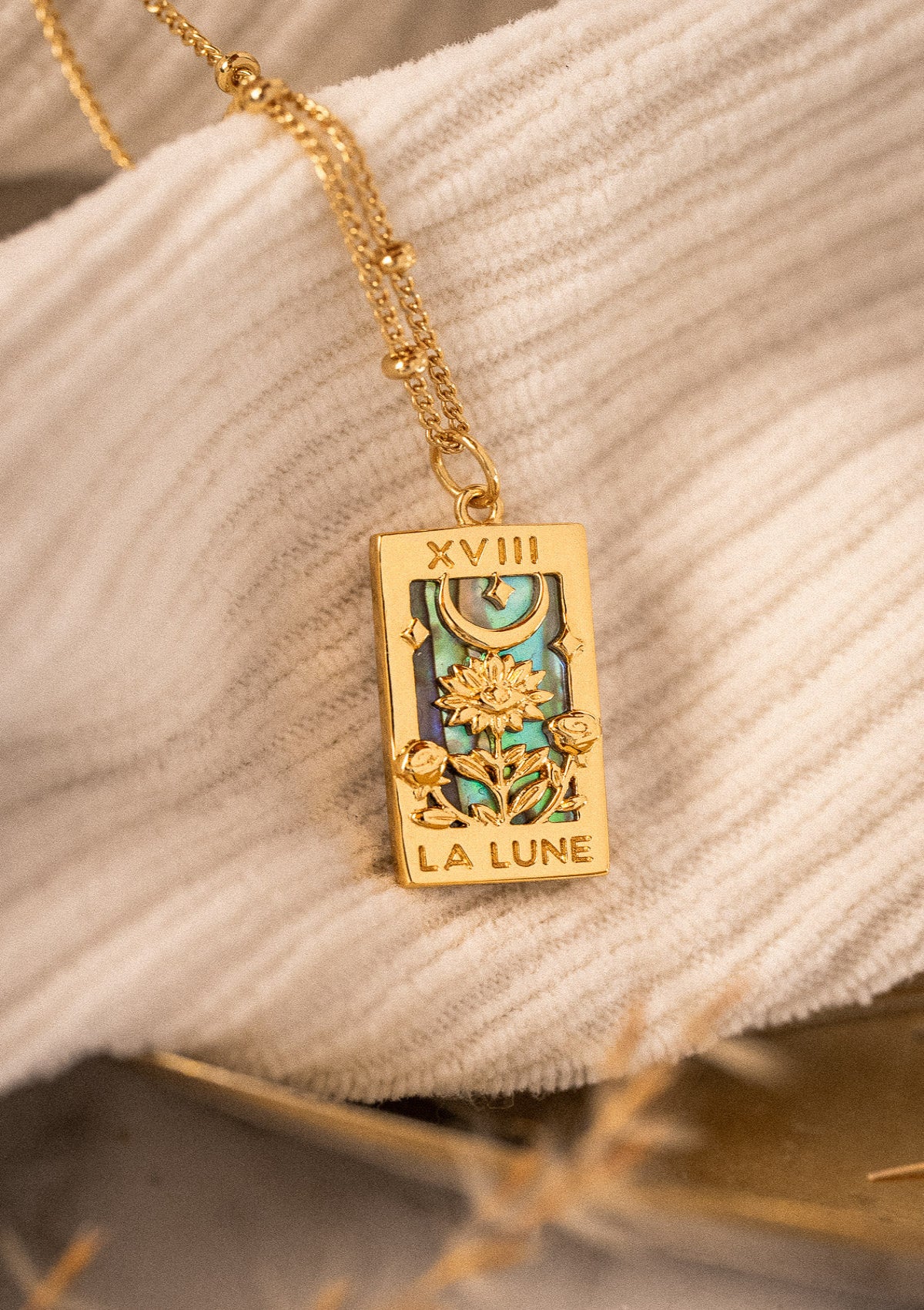 Collier avec pendentif rectangulaire (17 mm)
Finition : Or recyclé 18 carats, 1 micron(base laiton)
Chaîne à billes – Longueur : 45 cm + 2,5 + 2,5 cm
Incrustation : Nacre d’Abalone
Le collier peut se porter des 2 côtés.&nbsp;
Origine éthique, certifiée conforme aux standards du label BSCI.