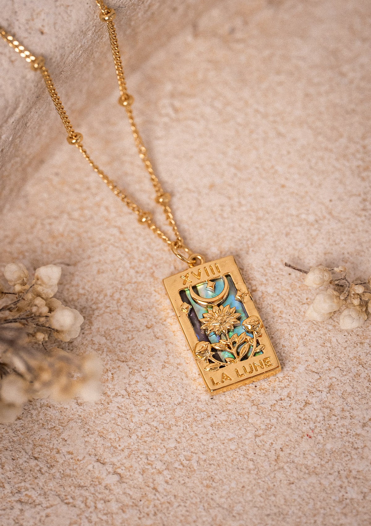 Collier avec pendentif rectangulaire (17 mm)
Finition : Or recyclé 18 carats, 1 micron(base laiton)
Chaîne à billes – Longueur : 45 cm + 2,5 + 2,5 cm
Incrustation : Nacre d’Abalone
Le collier peut se porter des 2 côtés.&nbsp;
Origine éthique, certifiée conforme aux standards du label BSCI.