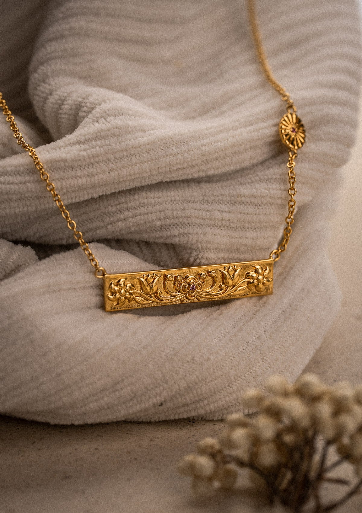 Collier ras-du-cou avec plaque florale (30 mm)
Finition : Or recyclé 18 carats, 1 micron (base laiton)
Chaîne fine – Longueur : 35 cm + 2,5 + 2,5 cm
Pierre : Mini Tourmaline Rose (2 pièces de 1 mm, serties à la main)
Origine éthique, certifiée conforme aux standards du label BSCI.