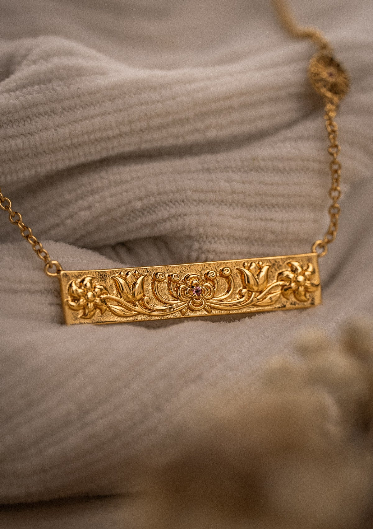 Collier ras-du-cou avec plaque florale (30 mm)
Finition : Or recyclé 18 carats, 1 micron (base laiton)
Chaîne fine – Longueur : 35 cm + 2,5 + 2,5 cm
Pierre : Mini Tourmaline Rose (2 pièces de 1 mm, serties à la main)
Origine éthique, certifiée conforme aux standards du label BSCI.