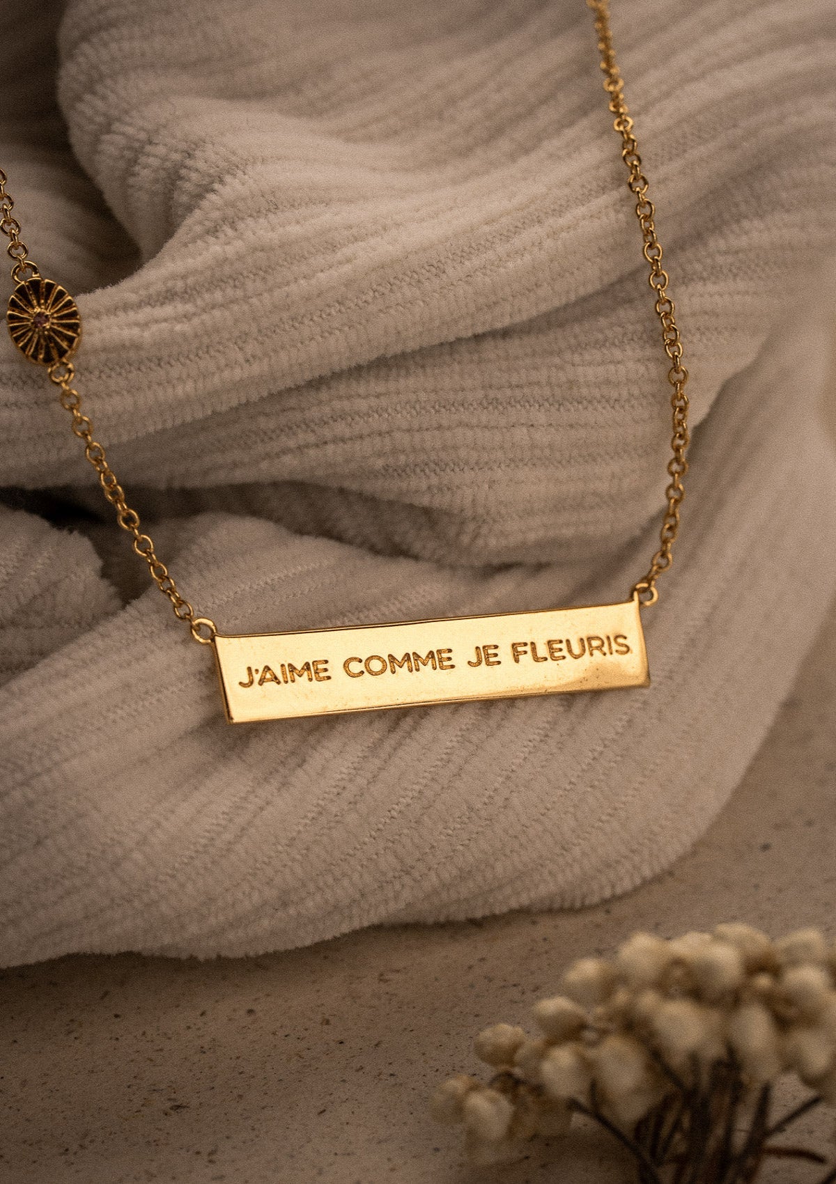 Collier ras-du-cou avec plaque florale (30 mm)
Finition : Or recyclé 18 carats, 1 micron (base laiton)
Chaîne fine – Longueur : 35 cm + 2,5 + 2,5 cm
Pierre : Mini Tourmaline Rose (2 pièces de 1 mm, serties à la main)
Origine éthique, certifiée conforme aux standards du label BSCI.