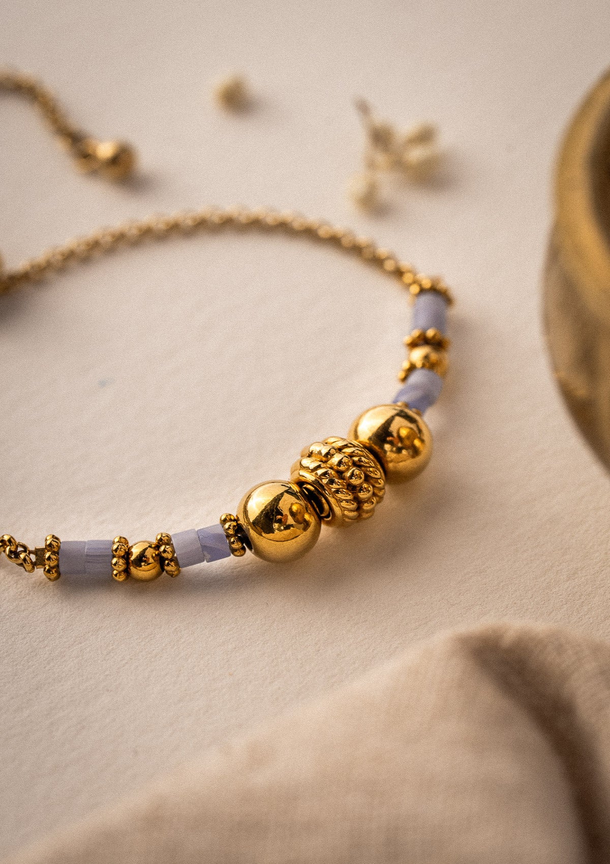 Bracelet ajustable en acier inoxydable doré
Pierres : Calcédoine bleue d'Inde

Assemblé en France