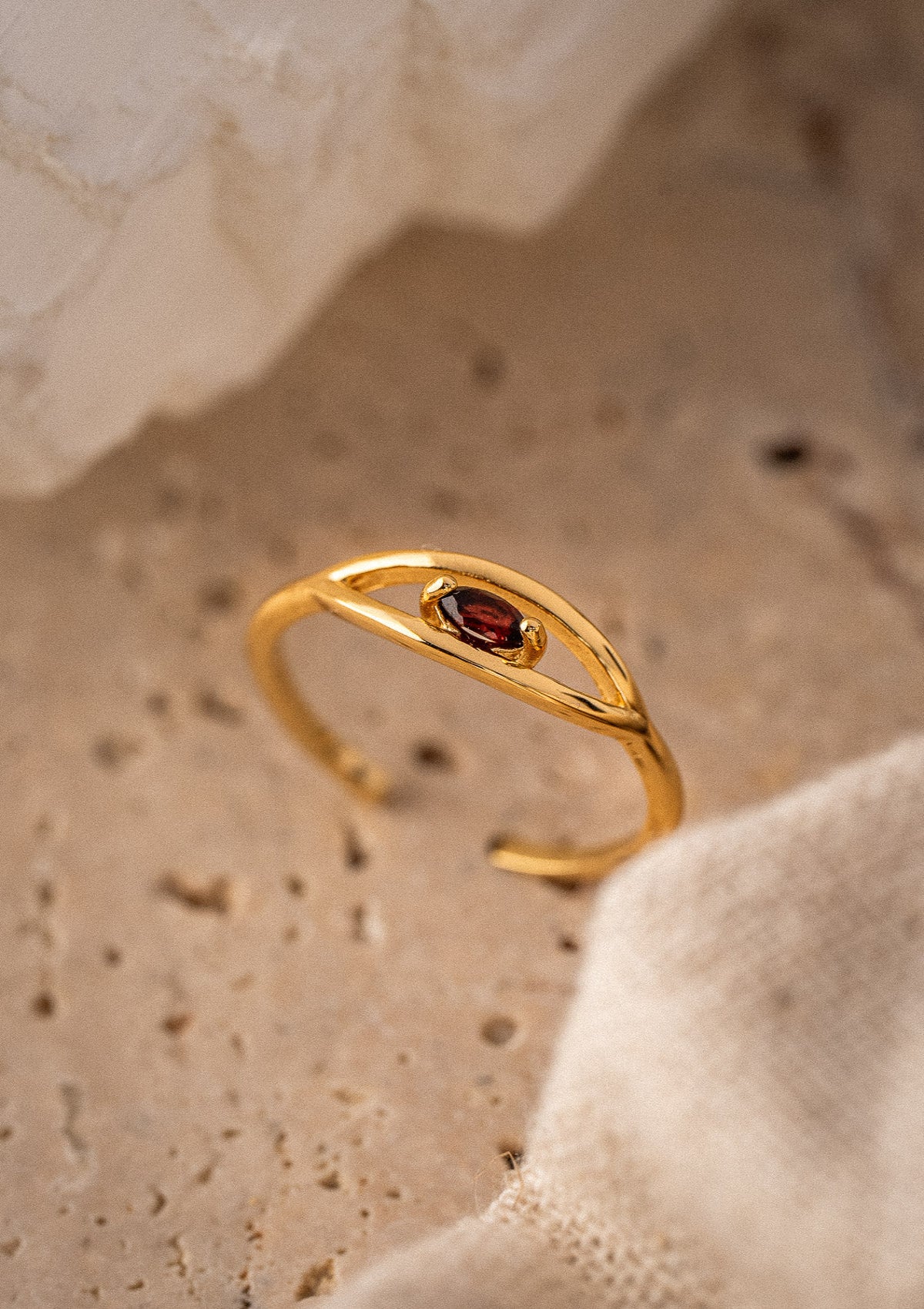 Bague Forme œil, avec Grenat taille marquise
Finition : Or recyclé 18 carats, 3 microns (base laiton)
Bague ouverte, réglable
Pierre issue de sources éthiques, certifiée conforme aux standards du label BSCI.