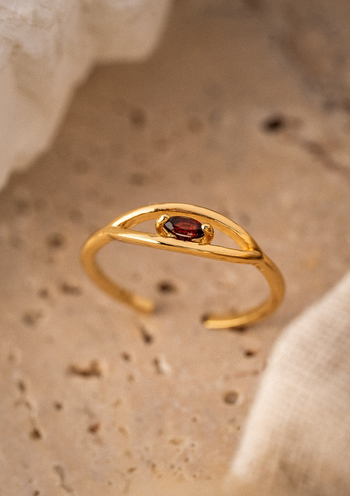 Bague Forme œil, avec Grenat taille marquise
Finition : Or recyclé 18 carats, 3 microns (base laiton)
Bague ouverte, réglable
Pierre issue de sources éthiques, certifiée conforme aux standards du label BSCI.