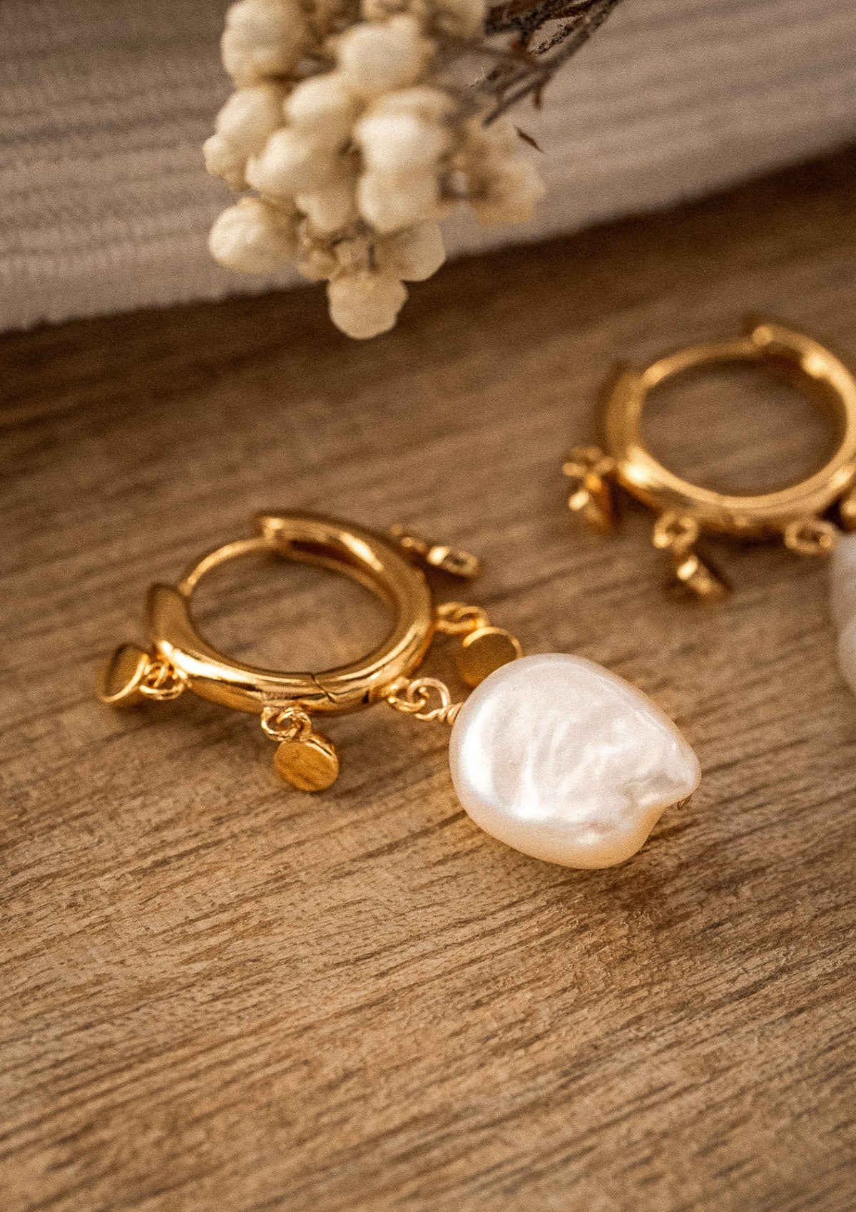 Créoles avec breloques disques et perles baroques
Finition : Or recyclé 18 carats, 1 micron (base laiton)
Hauteur totale : environ 26 mm
Pampilles perles d’eau douce de forme baroque (chaque perle a une forme unique)
Origine éthique, certifiée conforme aux standards du label BSCI.