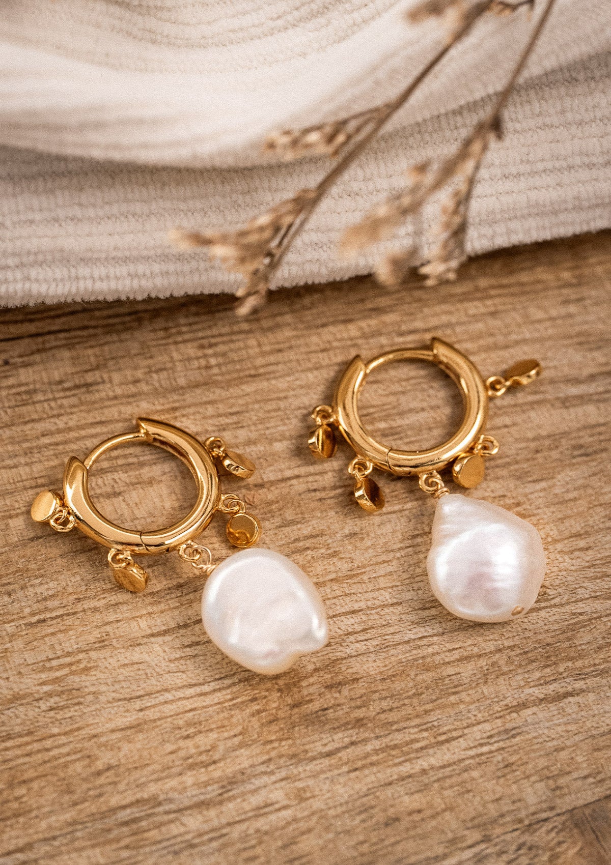 Créoles avec breloques disques et perles baroques
Finition : Or recyclé 18 carats, 1 micron (base laiton)
Hauteur totale : environ 26 mm
Pampilles perles d’eau douce de forme baroque (chaque perle a une forme unique)
Origine éthique, certifiée conforme aux standards du label BSCI.